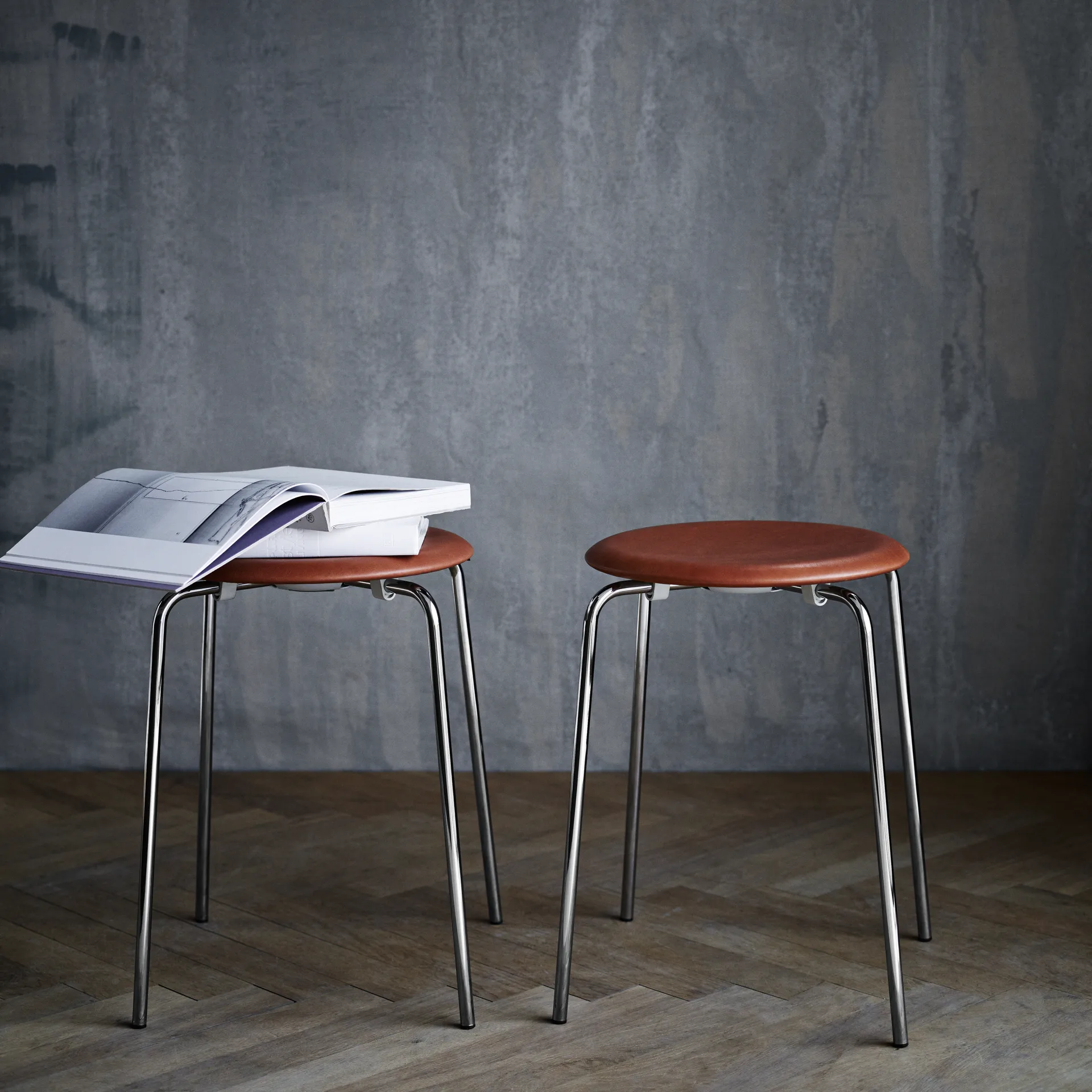 Dot 吧台凳 皮革, Walnut Fritz Hansen