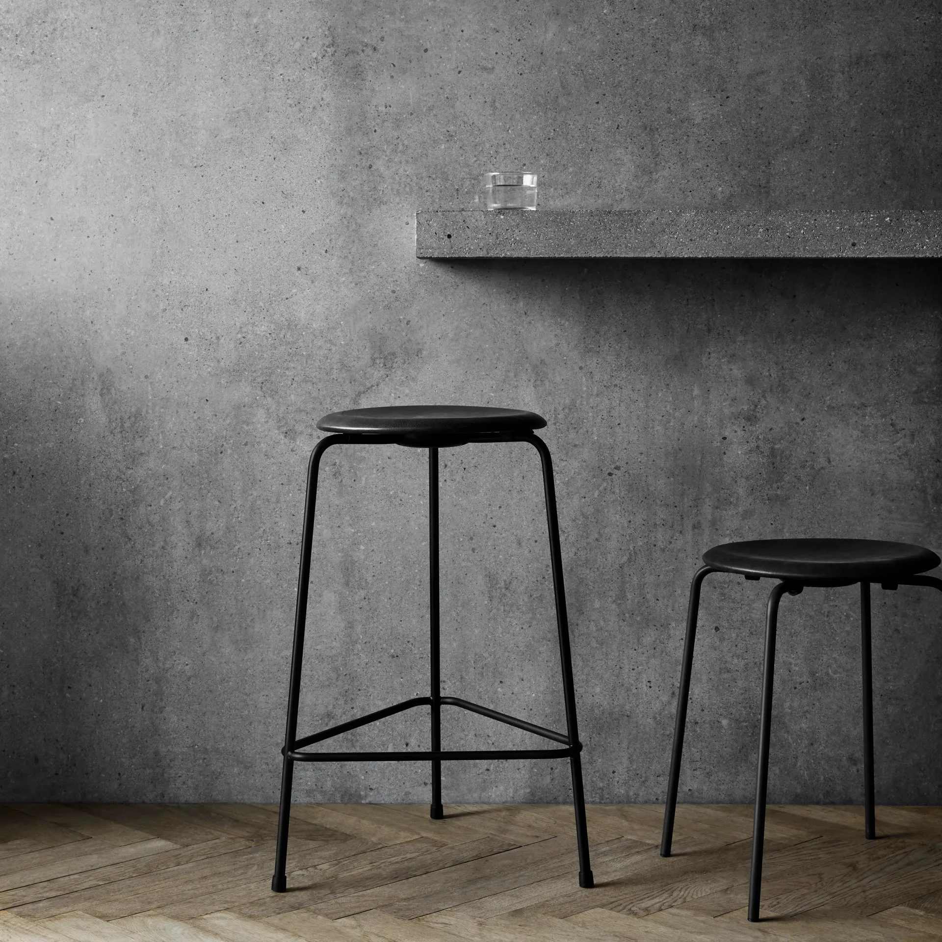 Dot 吧台凳 皮革, 牛仔黑色 Fritz Hansen