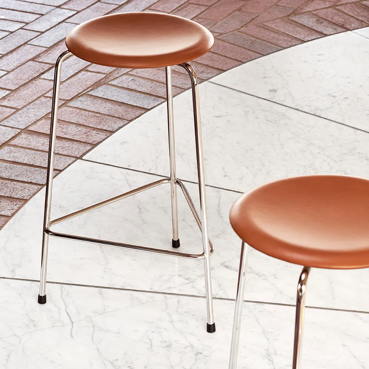High Dot 吧台凳 皮革, walnut Fritz Hansen