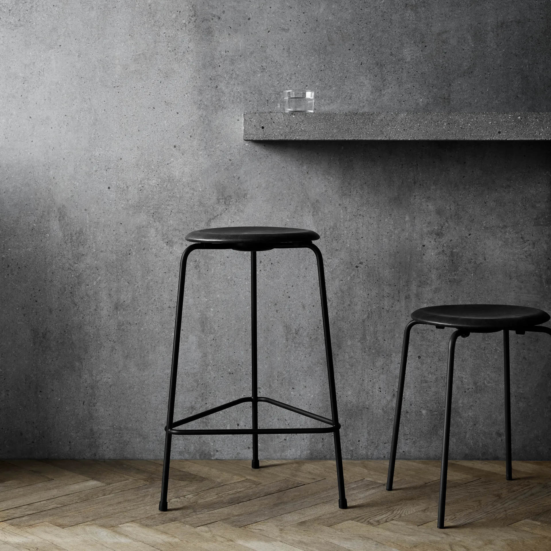 High Dot 吧台凳 皮革, 牛仔黑色 Fritz Hansen