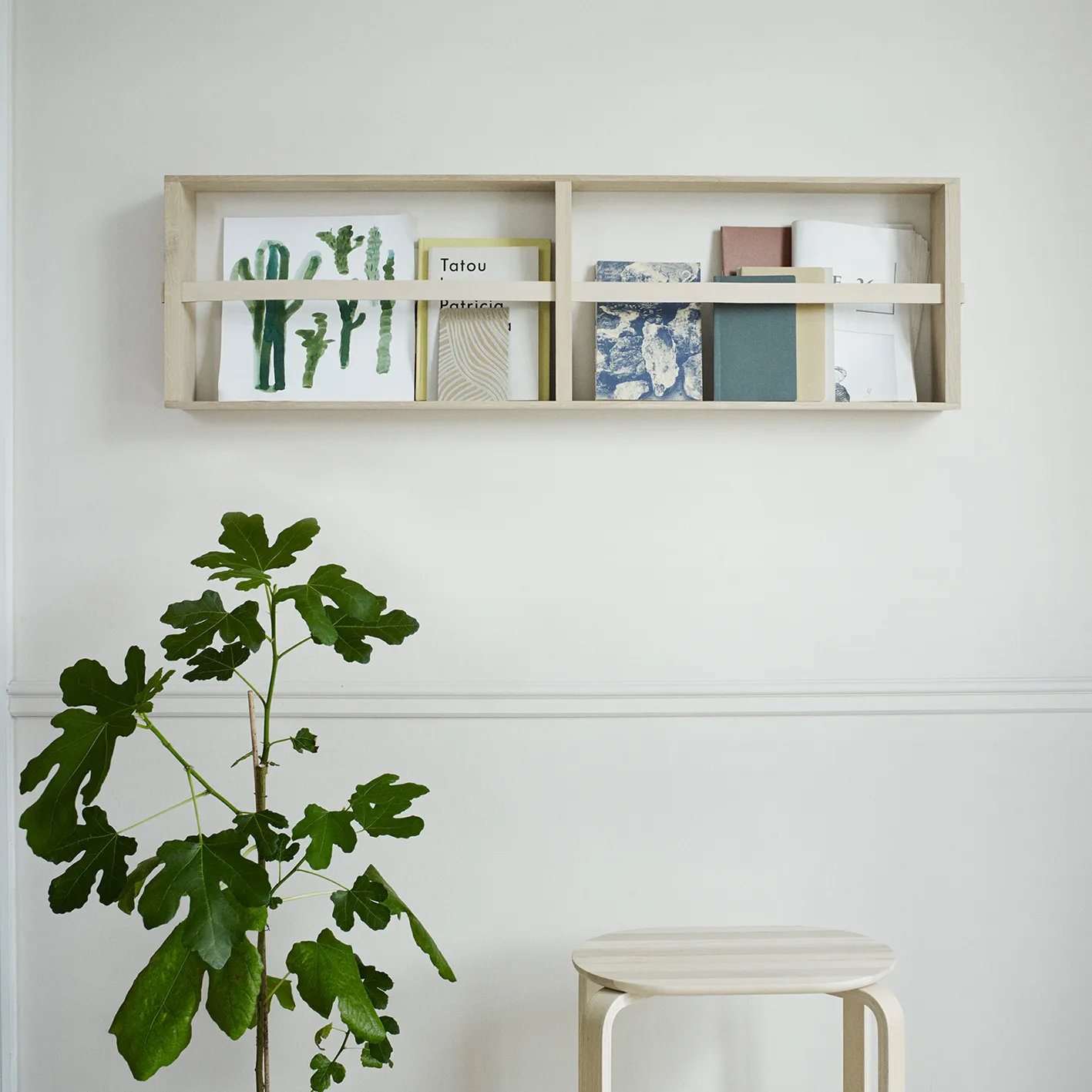 Norr magazine holder 120 cm, Oak Fritz Hansen