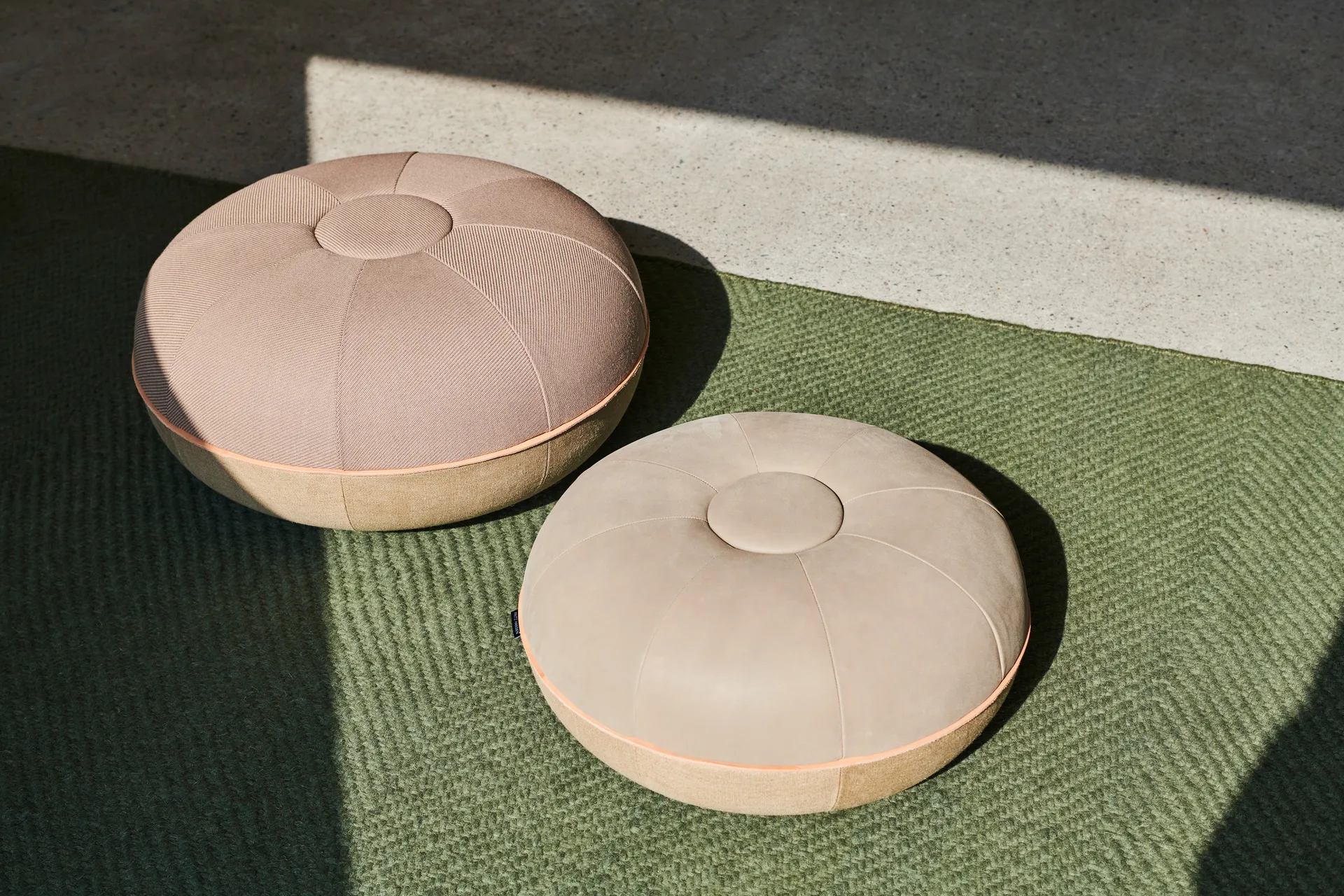 Pouf sit pouf small, 浅灰色 Fritz Hansen