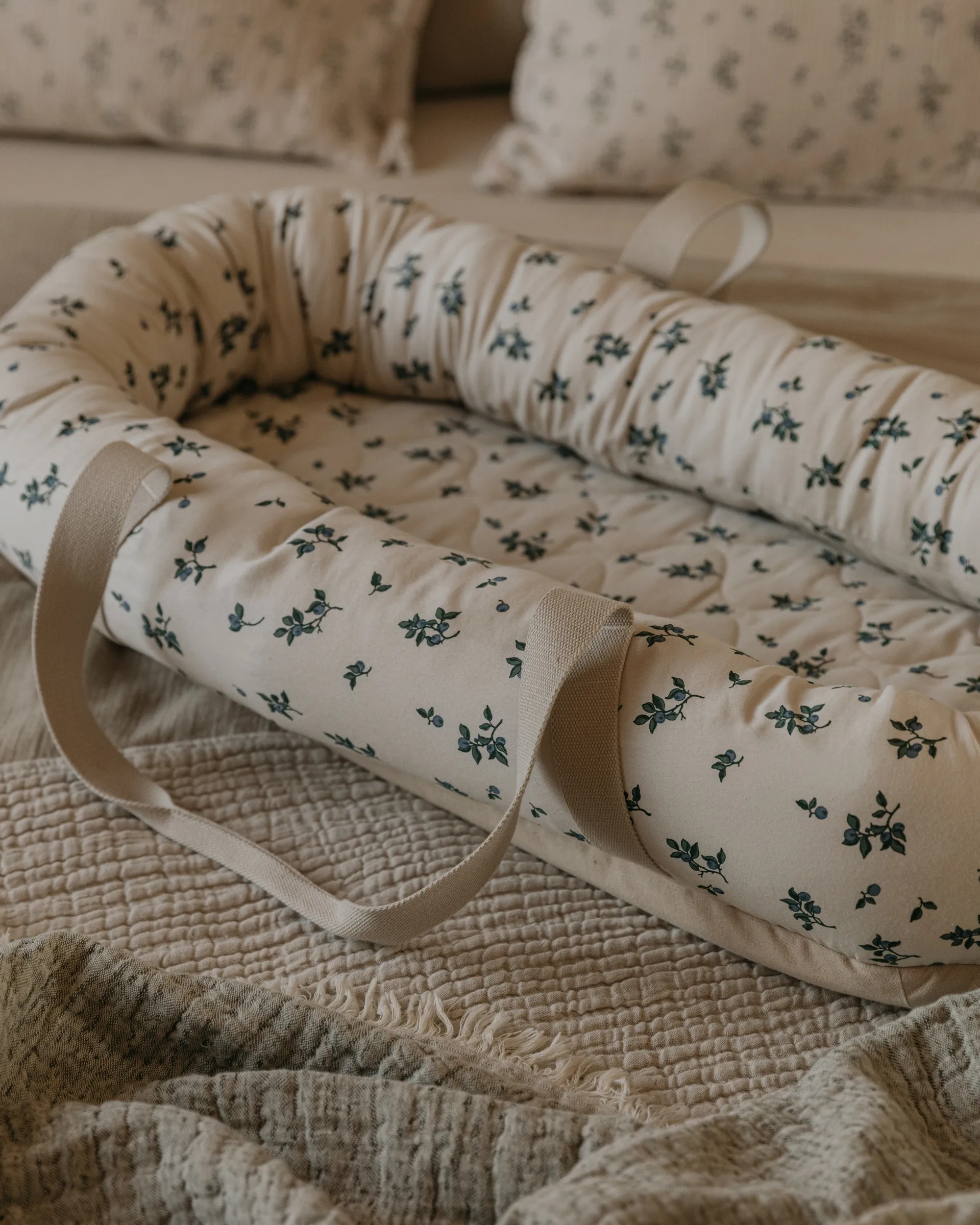 Blueberry 蓝莓 缎面绗缝 婴儿提篮/婴儿小床, 43x87x16 cm Garbo&Friends