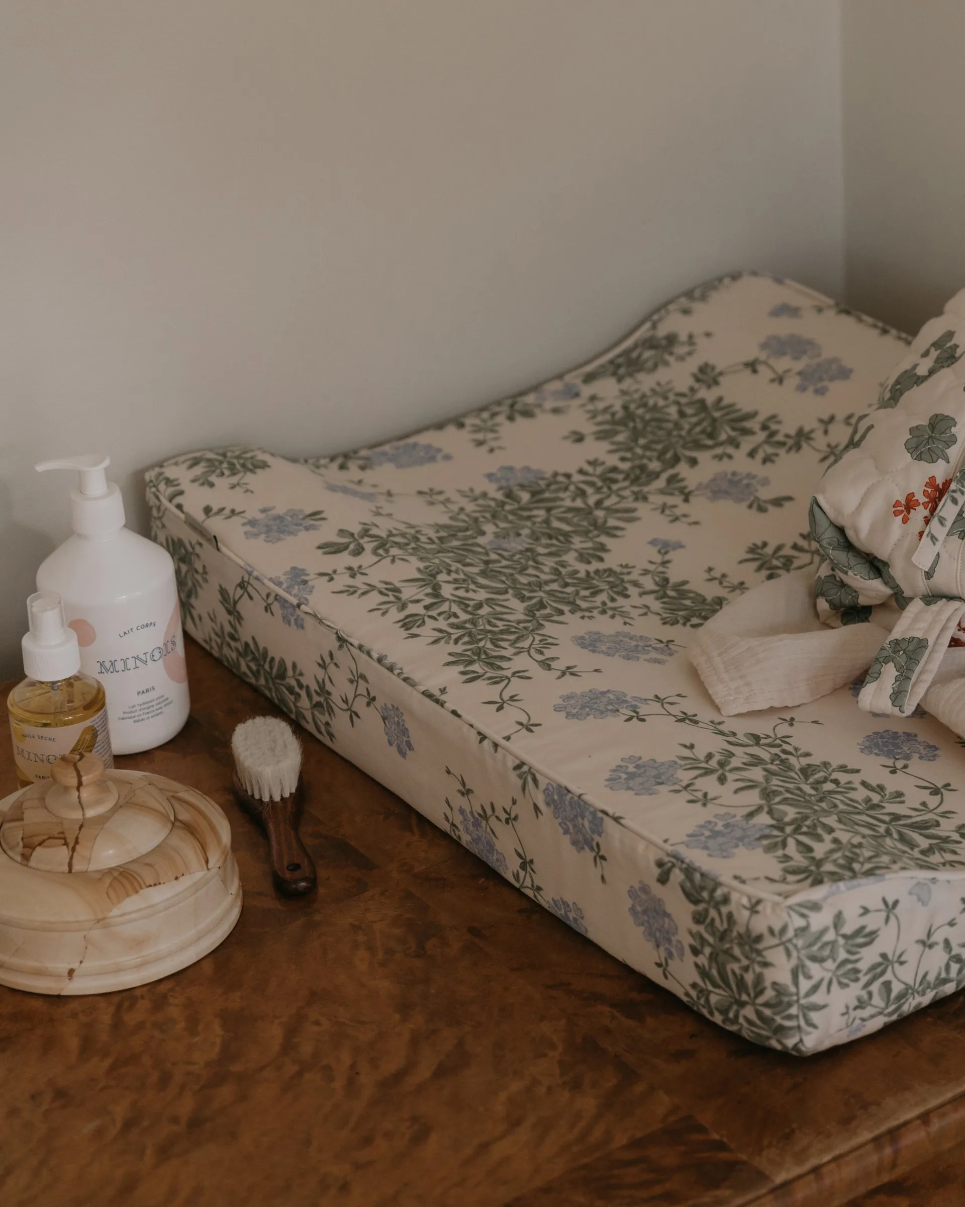 Plumbago 蓝雪花 缎面 换尿布/换衣服垫子 婴儿垫子, 50x65x9 cm Garbo&Friends