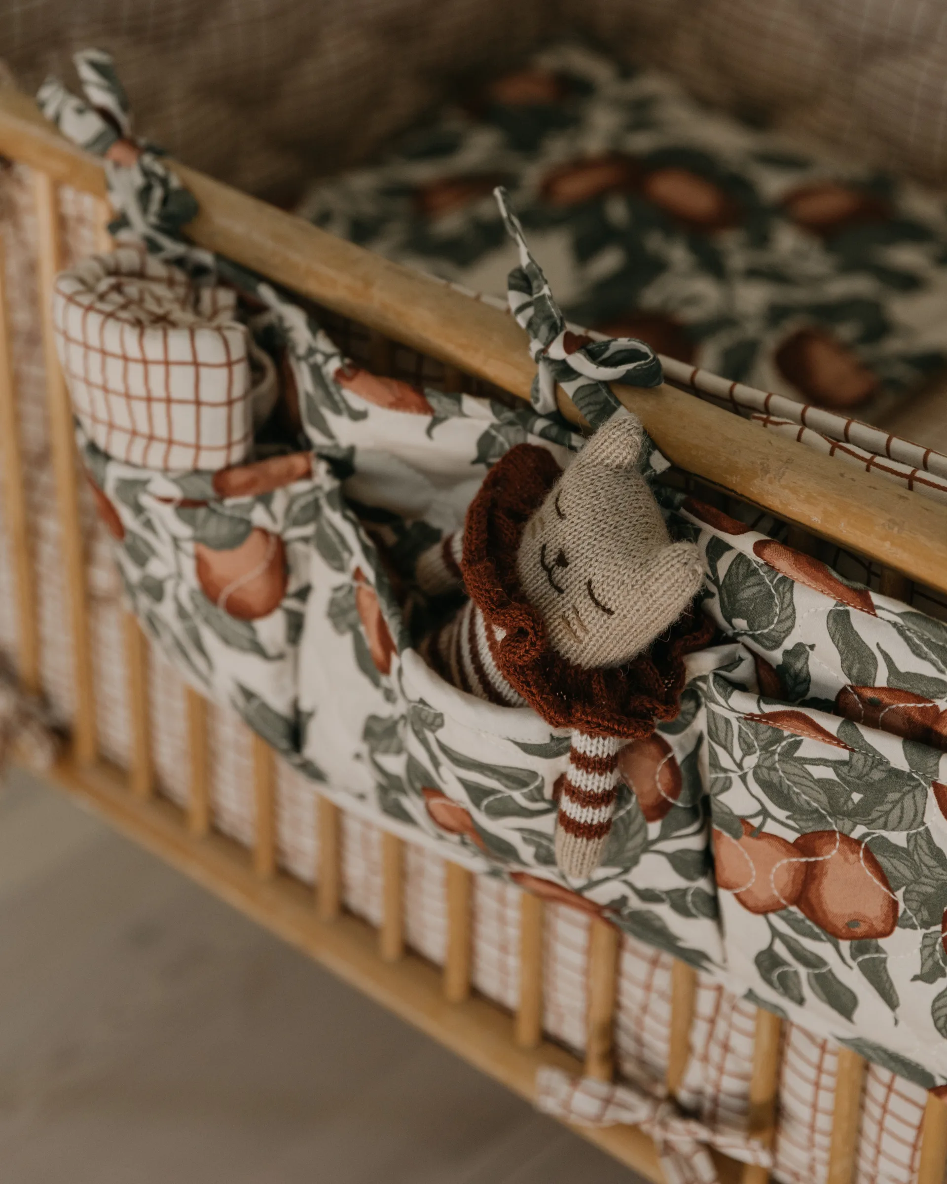 Pomme 苹果 缎面绗缝 婴儿床边收纳袋, 43x18 cm Garbo&Friends