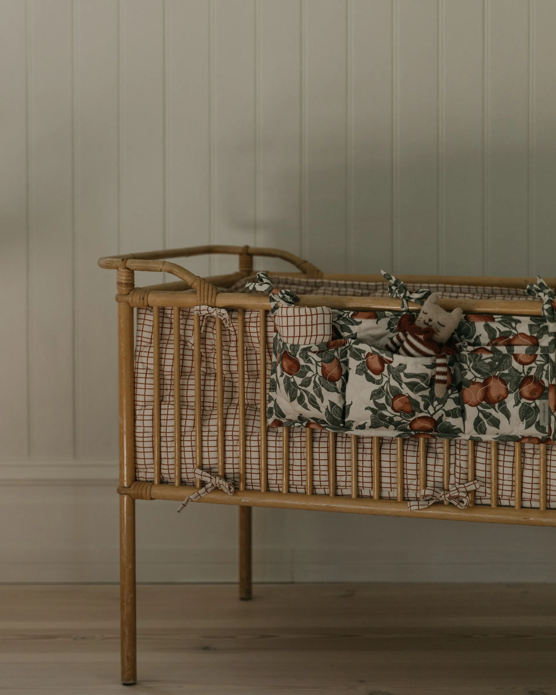 Pomme 苹果 缎面绗缝 婴儿床边收纳袋, 43x18 cm Garbo&Friends