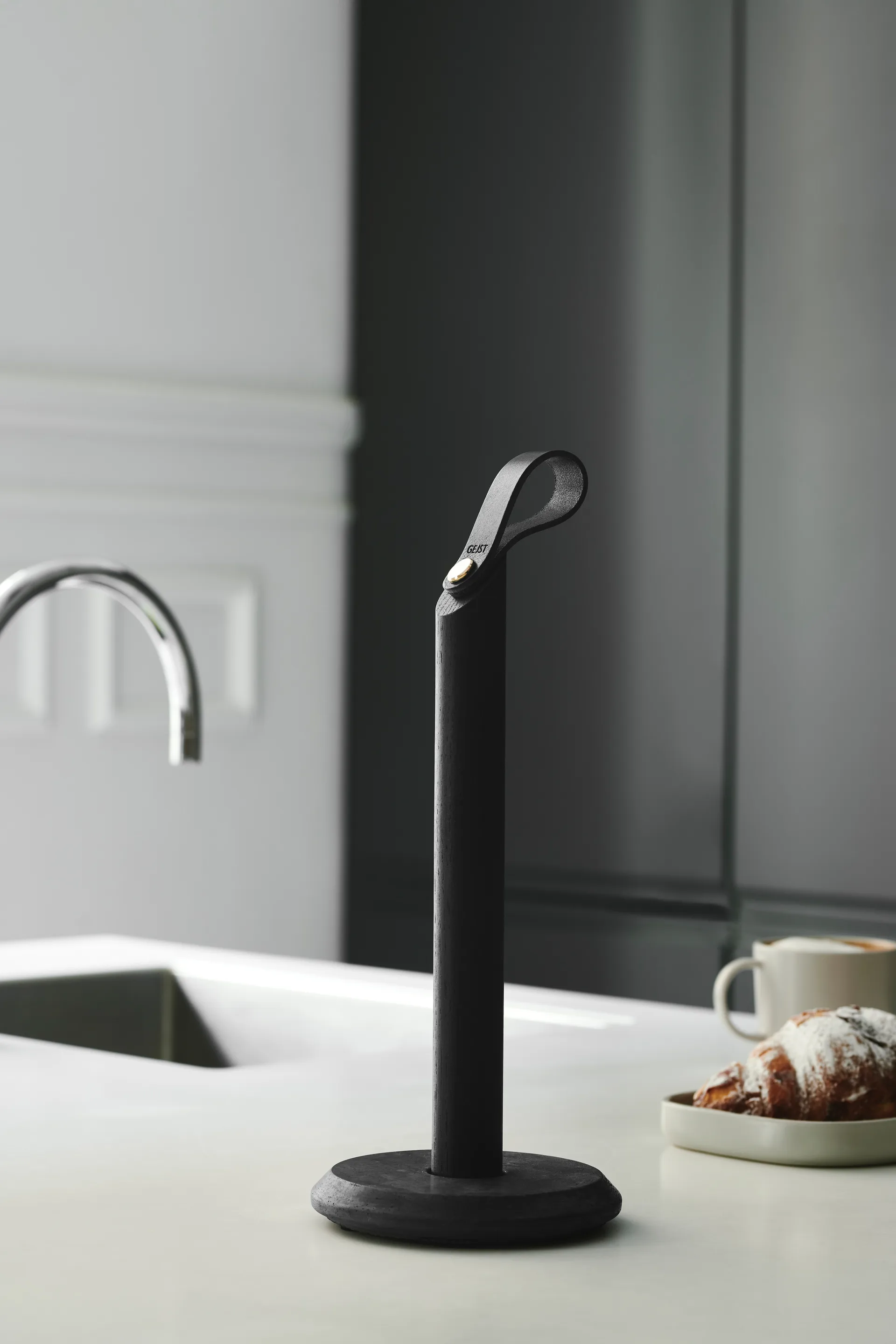 Grab 厨房纸巾架, 亮黑橡木 Gejst