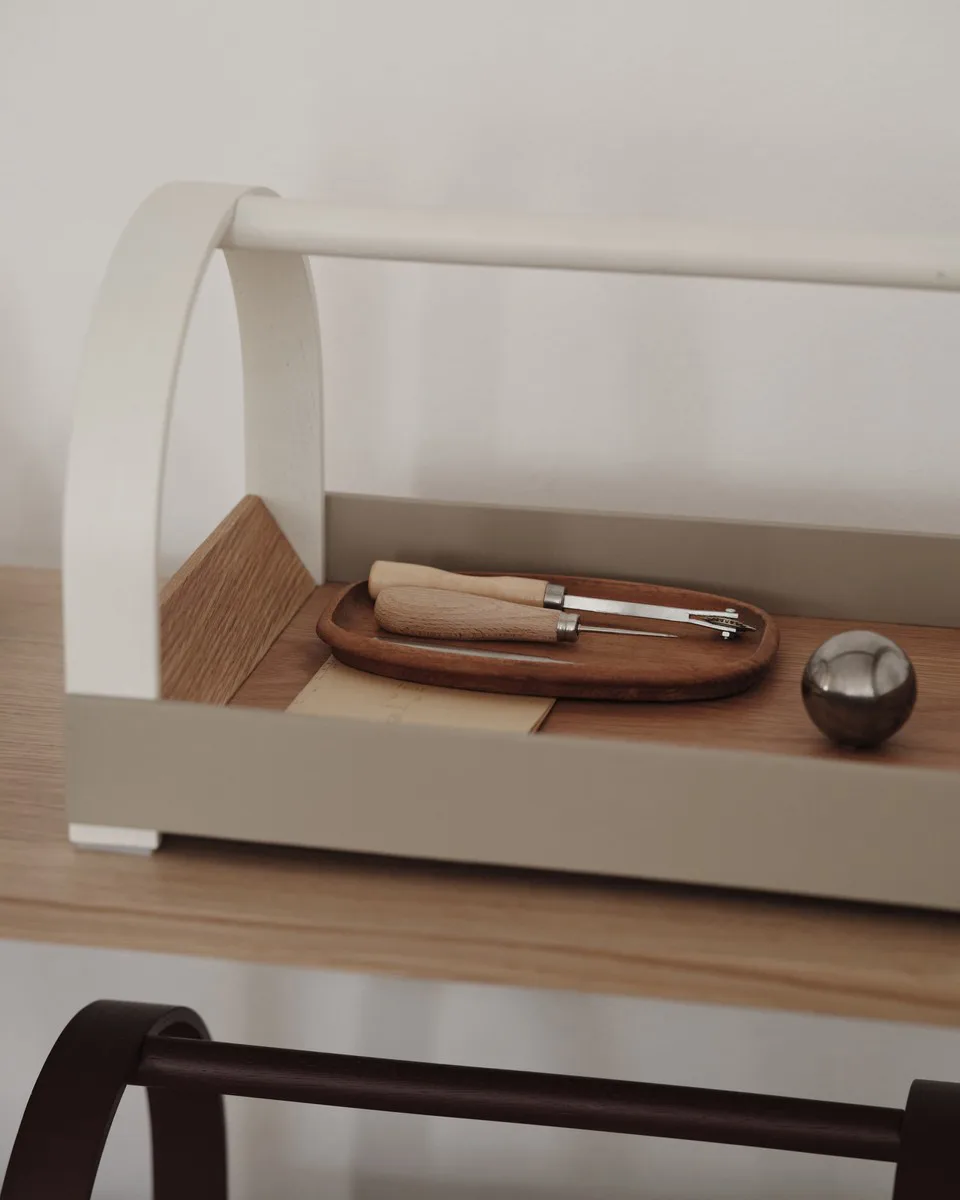 Kydo 托盘 with handles 40.5x27x23.5 cm, 自然木色-米色 白色 Gejst