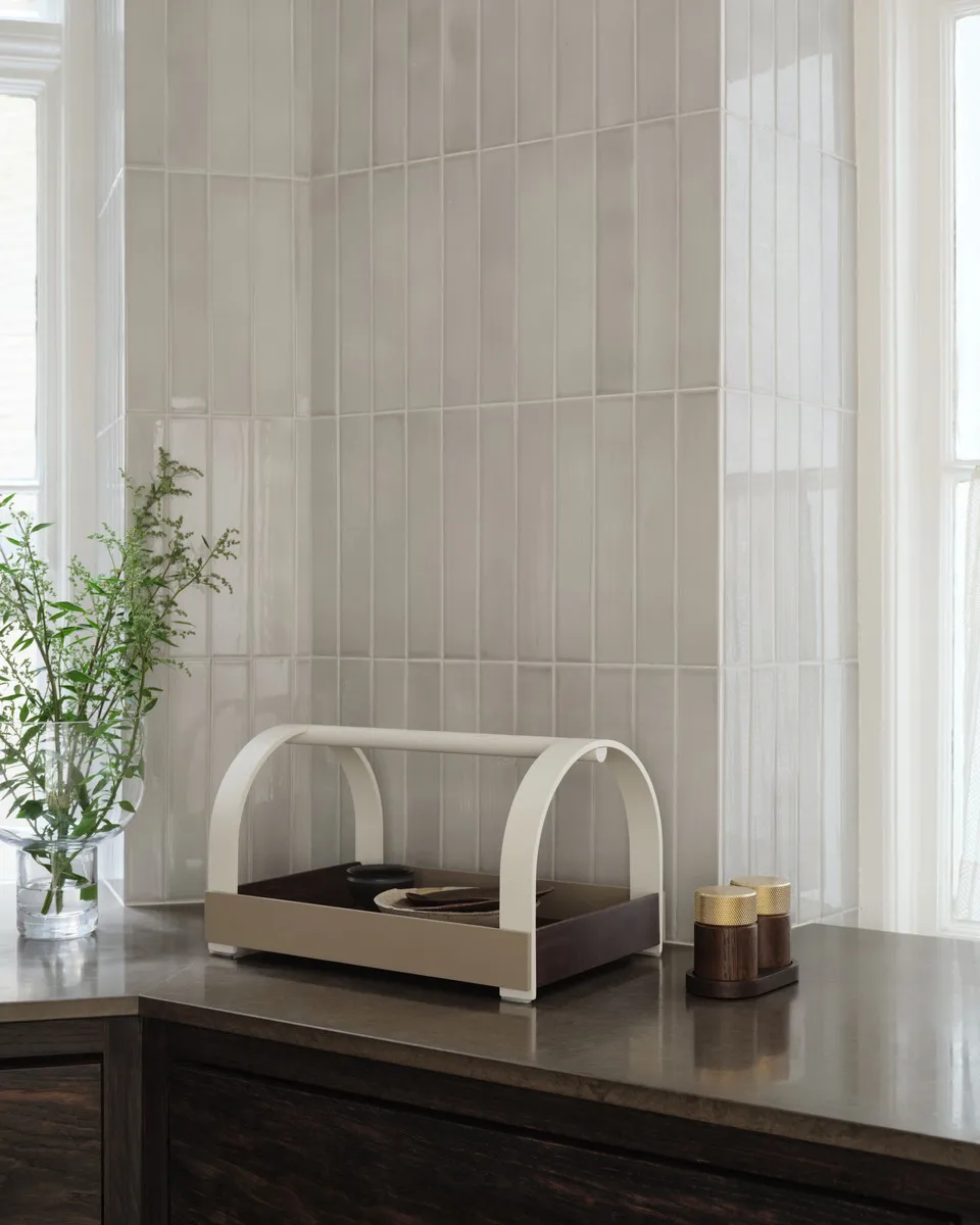 Kydo 托盘 with handles 40.5x27x23.5 cm, Dark 自然木色-米色 白色 Gejst