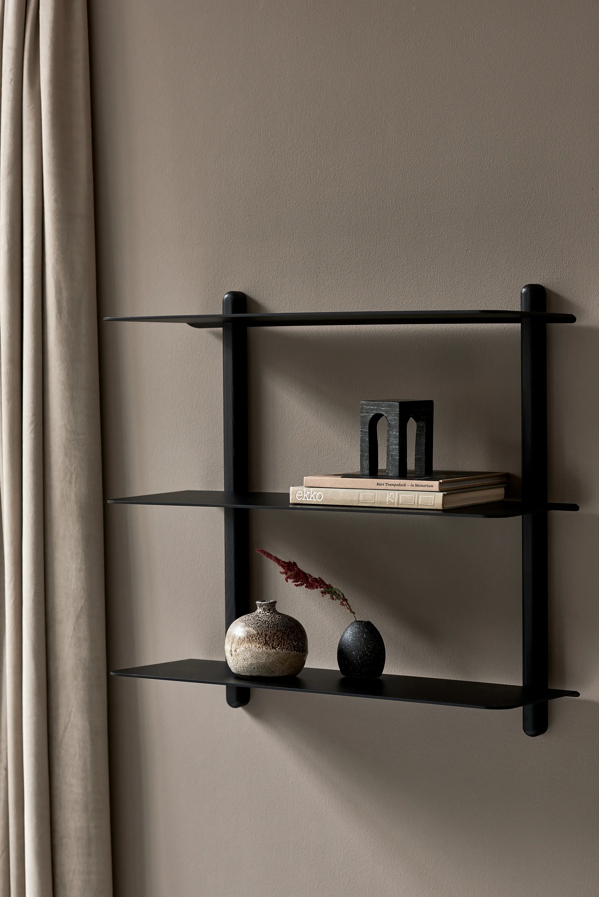 Nivo系列 墙面架 A 大, 亮黑色白蜡木-黑色 Gejst