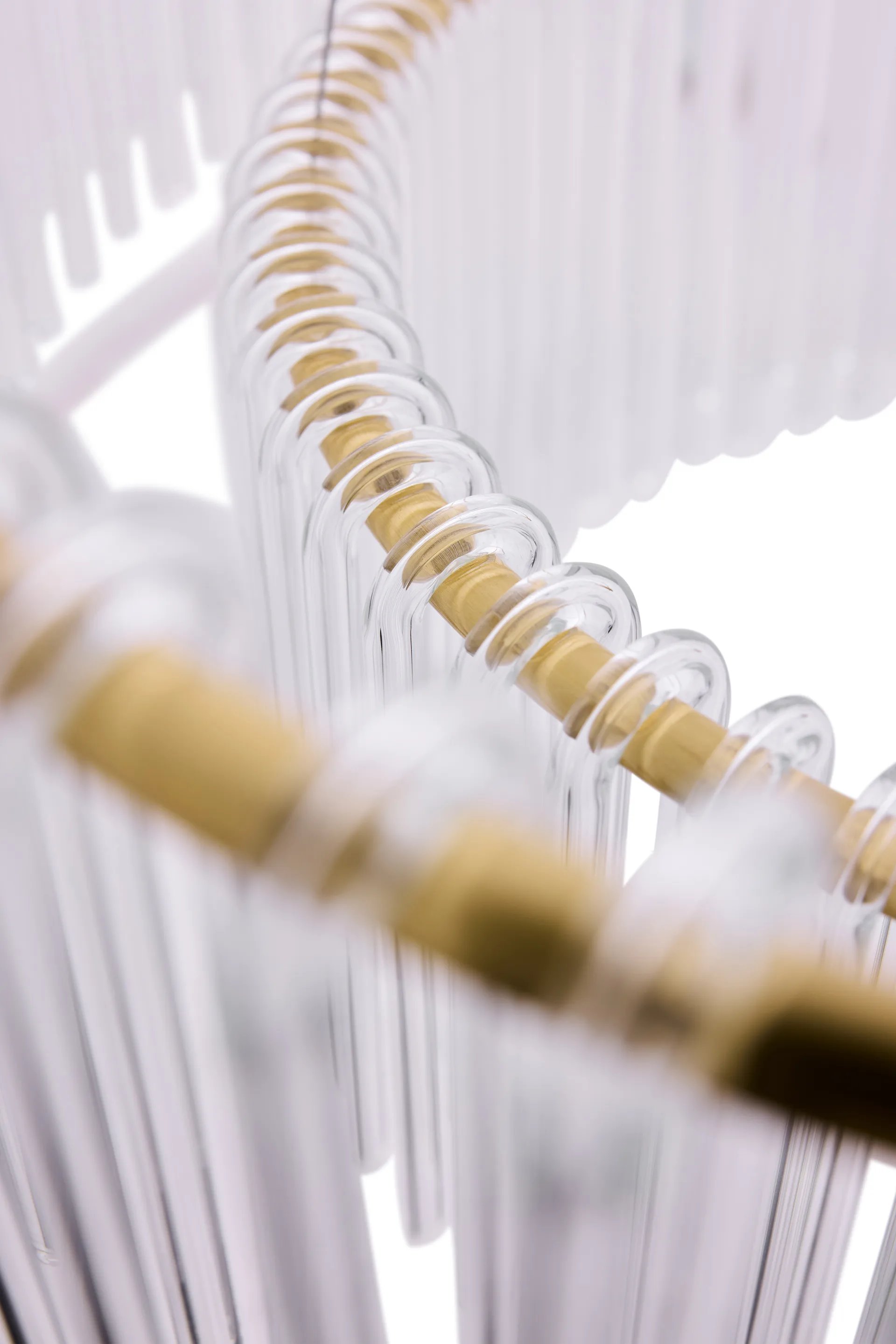 挂钩 60 吊灯, 透明-拉丝黄铜 Globen Lighting