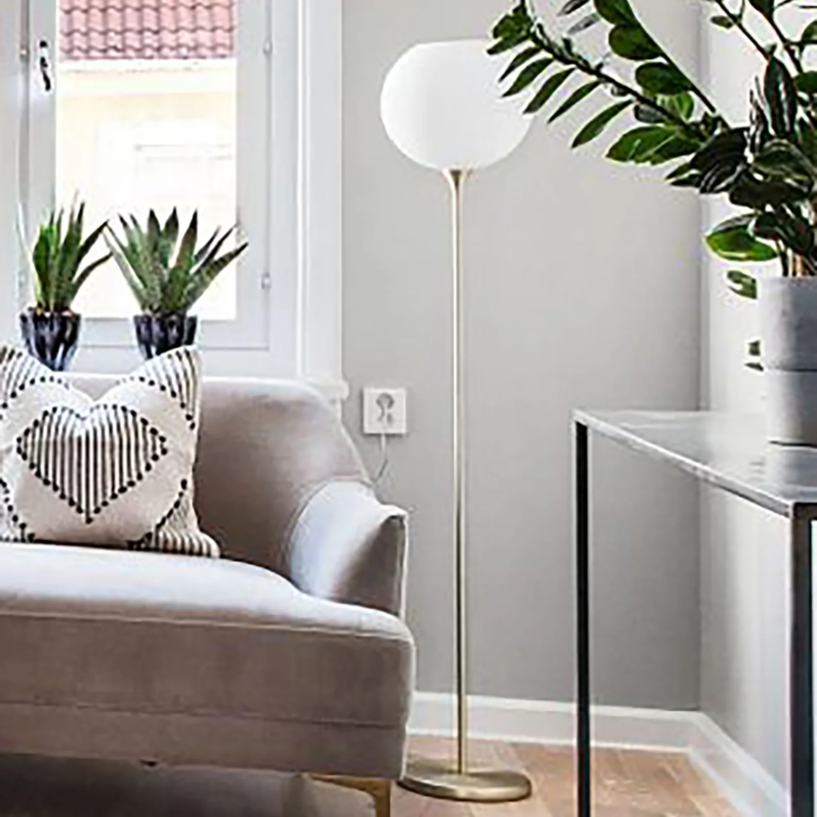 Bowl 落地灯 opal glass, Brushed brass Globen Lighting