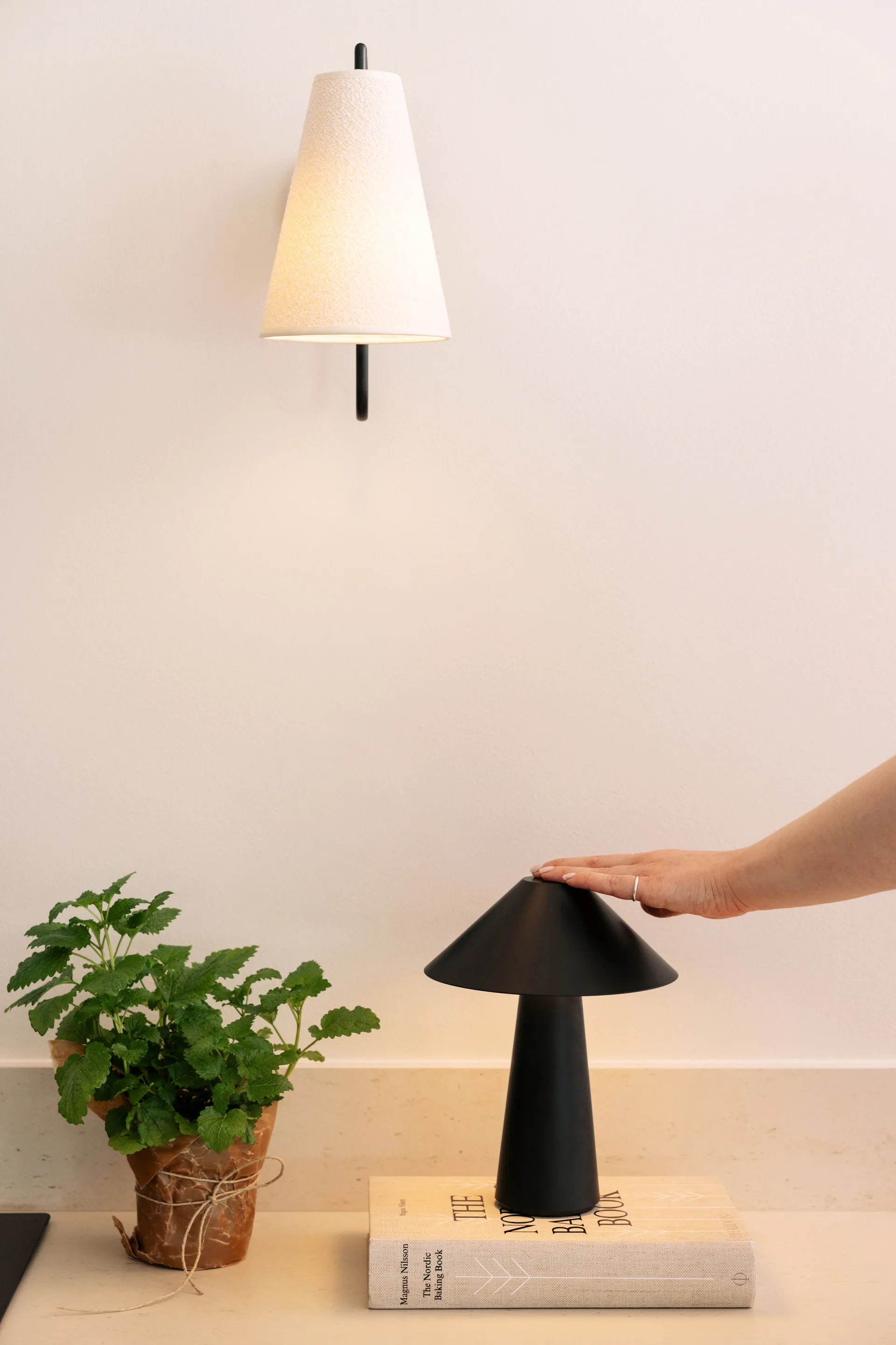 Cannes 戛纳系列无线便携充电台灯, 黑色 Globen Lighting