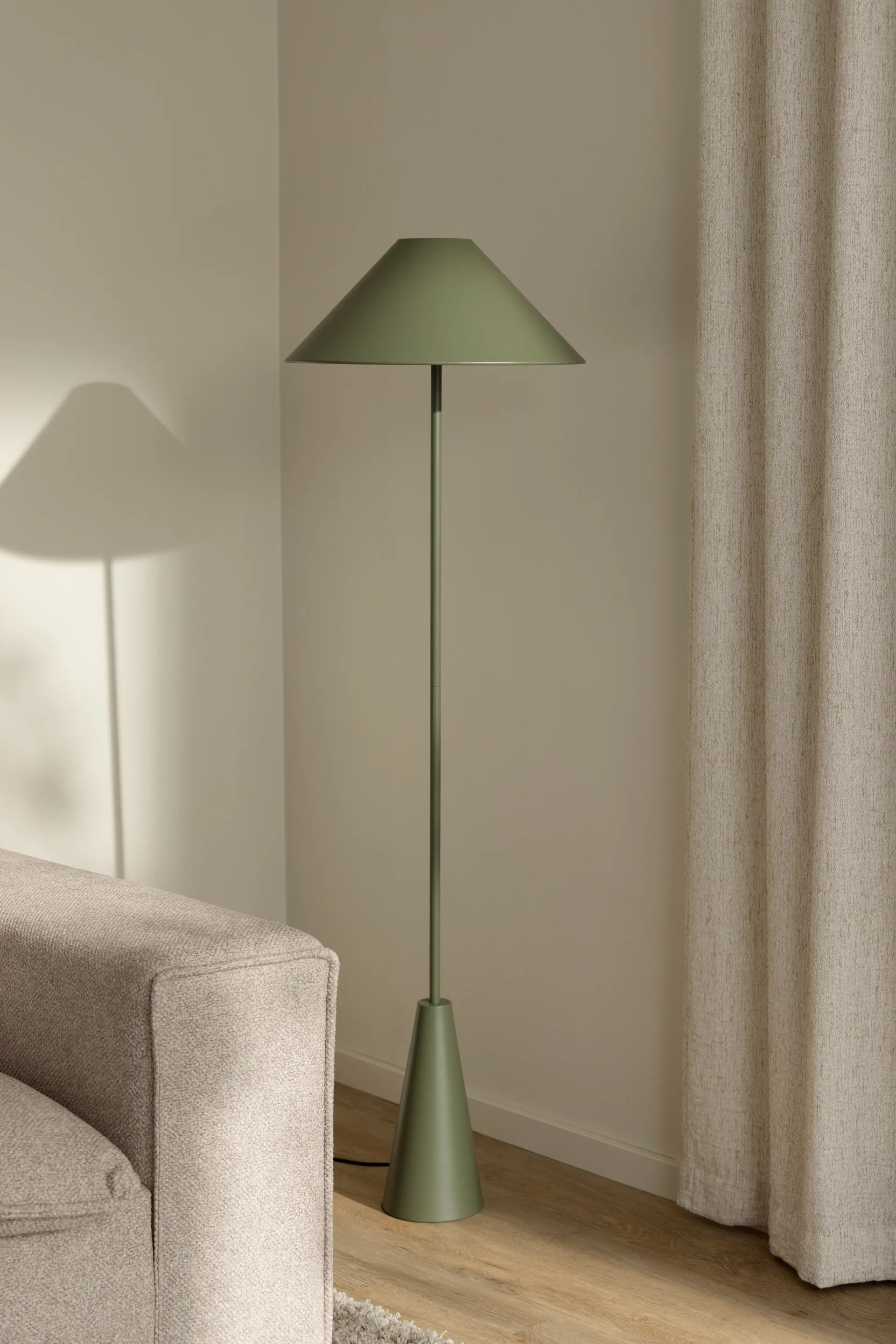Cannes落地灯140cm, 苔绿色 Globen Lighting
