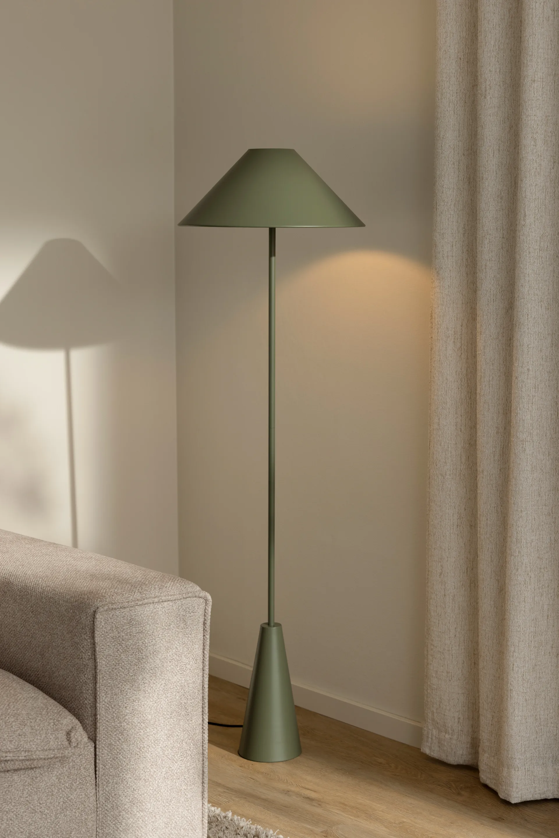 Cannes落地灯140cm, 苔绿色 Globen Lighting