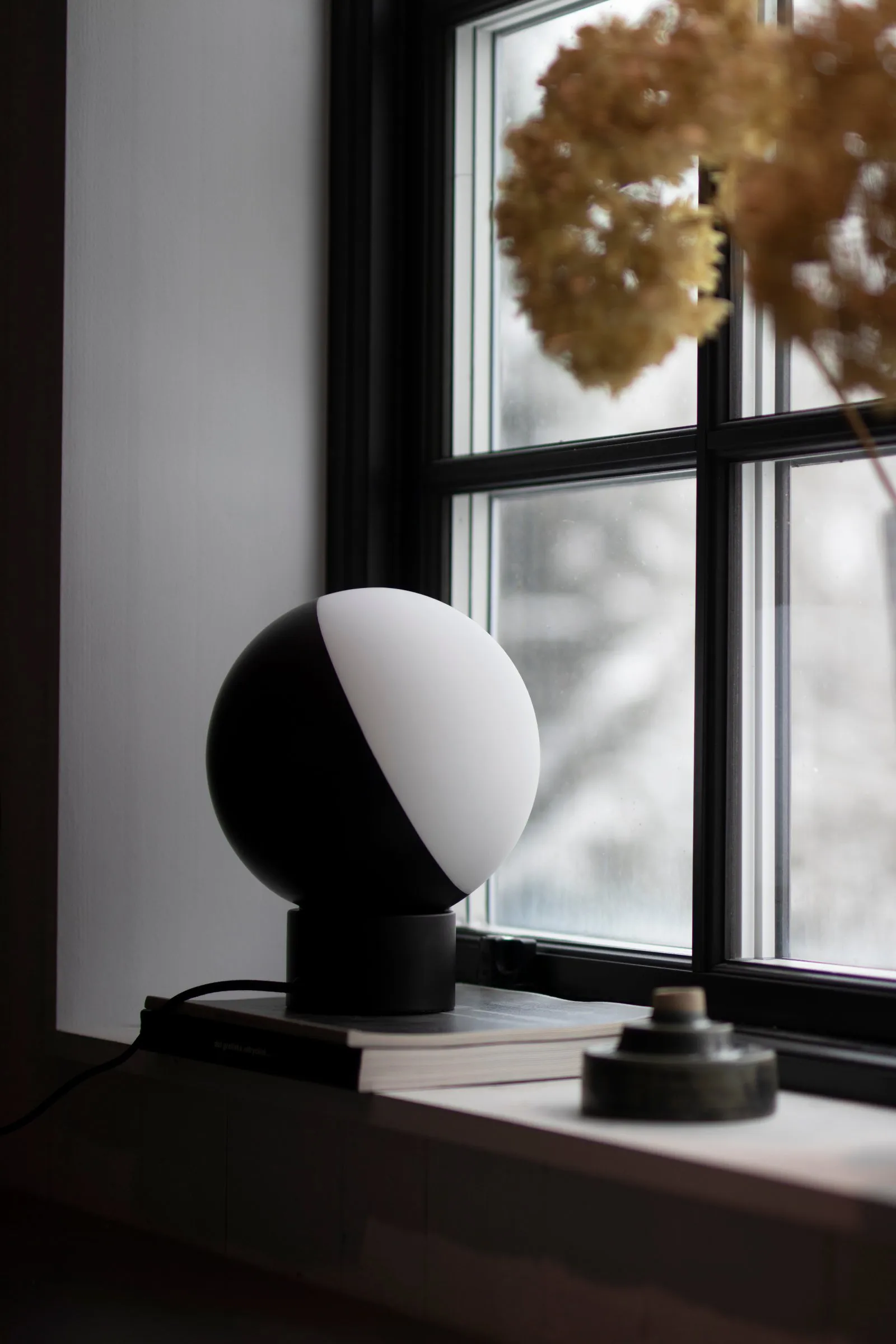 Contur 台灯 Ø20 cm, 黑色-白色 Globen Lighting