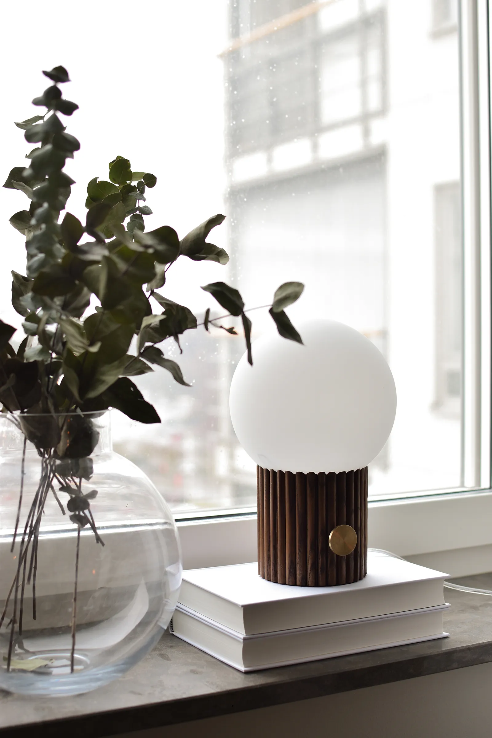 Hubble 台灯 Ø15 cm, Walnut Globen Lighting