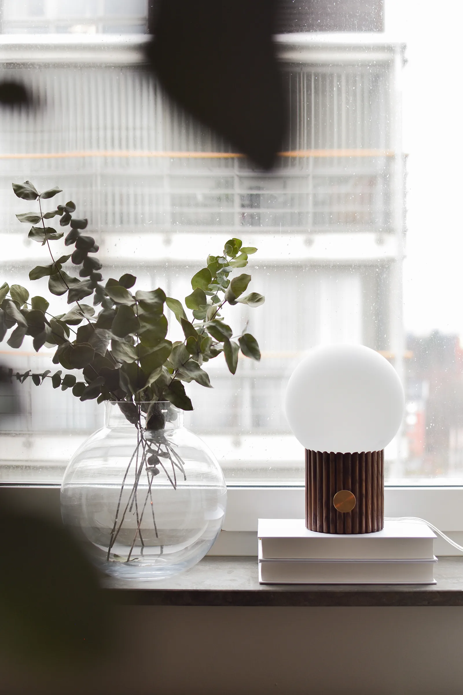 Hubble台灯 Ø15cm, 胡桃木色 Globen Lighting