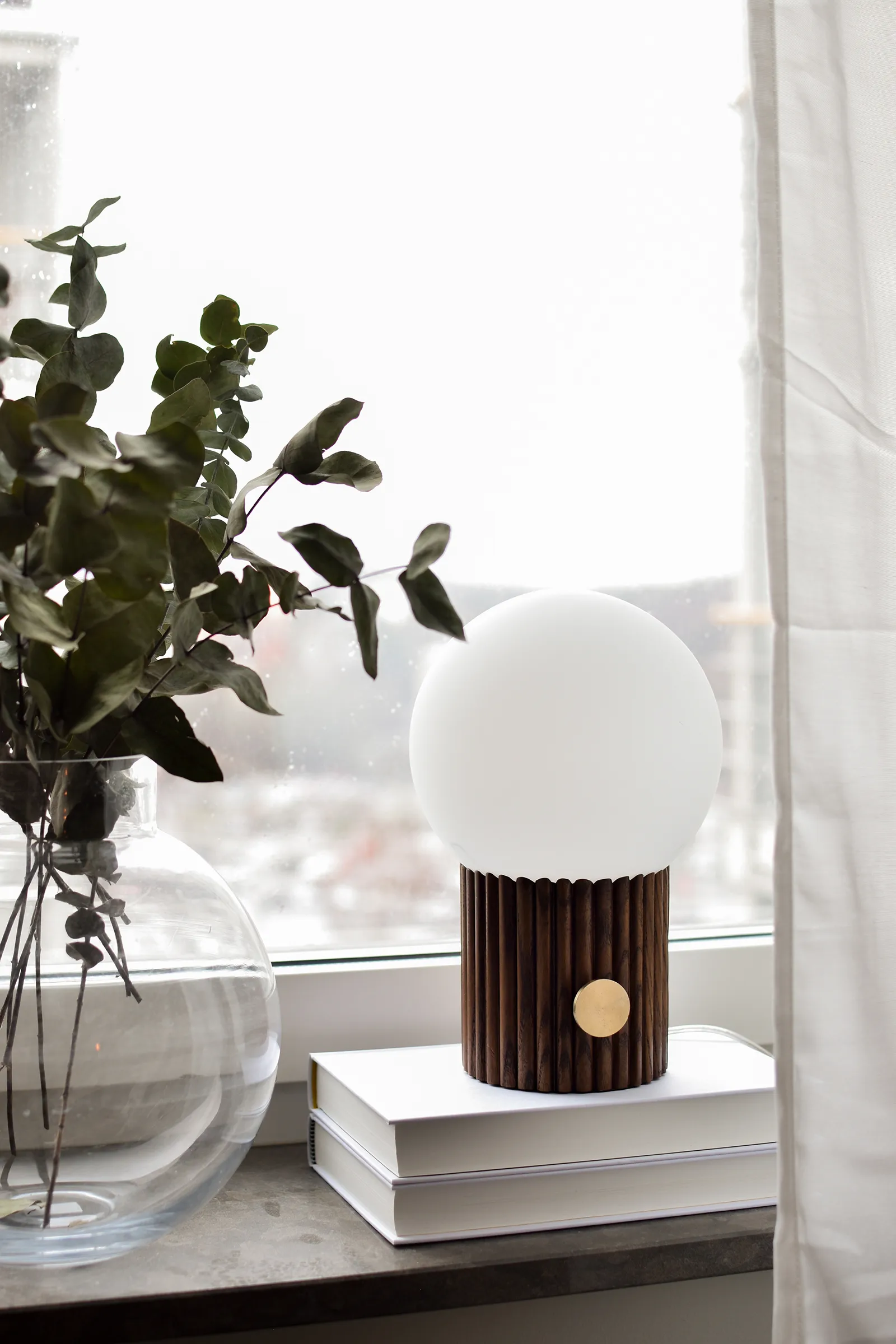 Hubble台灯 Ø15cm, 胡桃木色 Globen Lighting