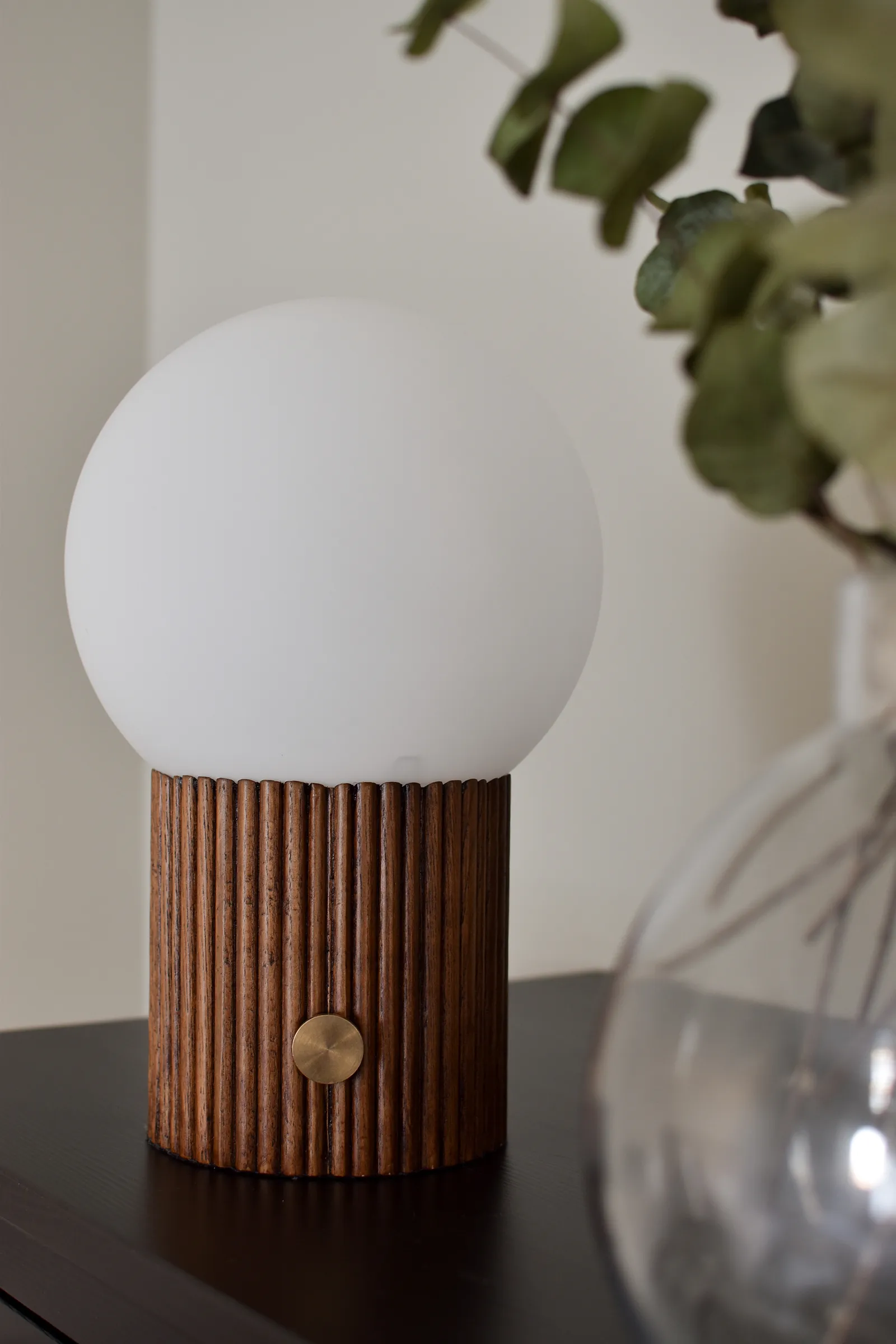 Hubble 台灯 Ø22 cm, Walnut Globen Lighting