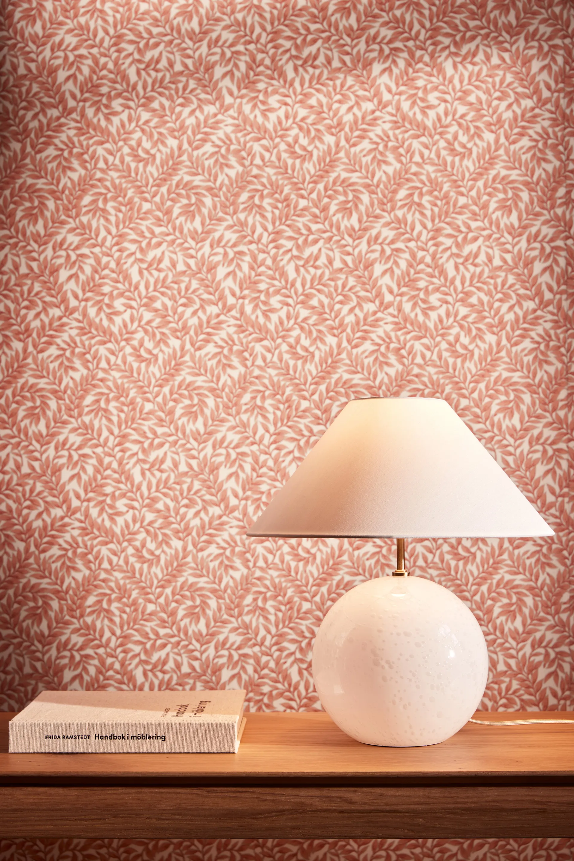 Iris 35 鸢尾系列 玻璃布艺台灯 , 白色 Globen Lighting