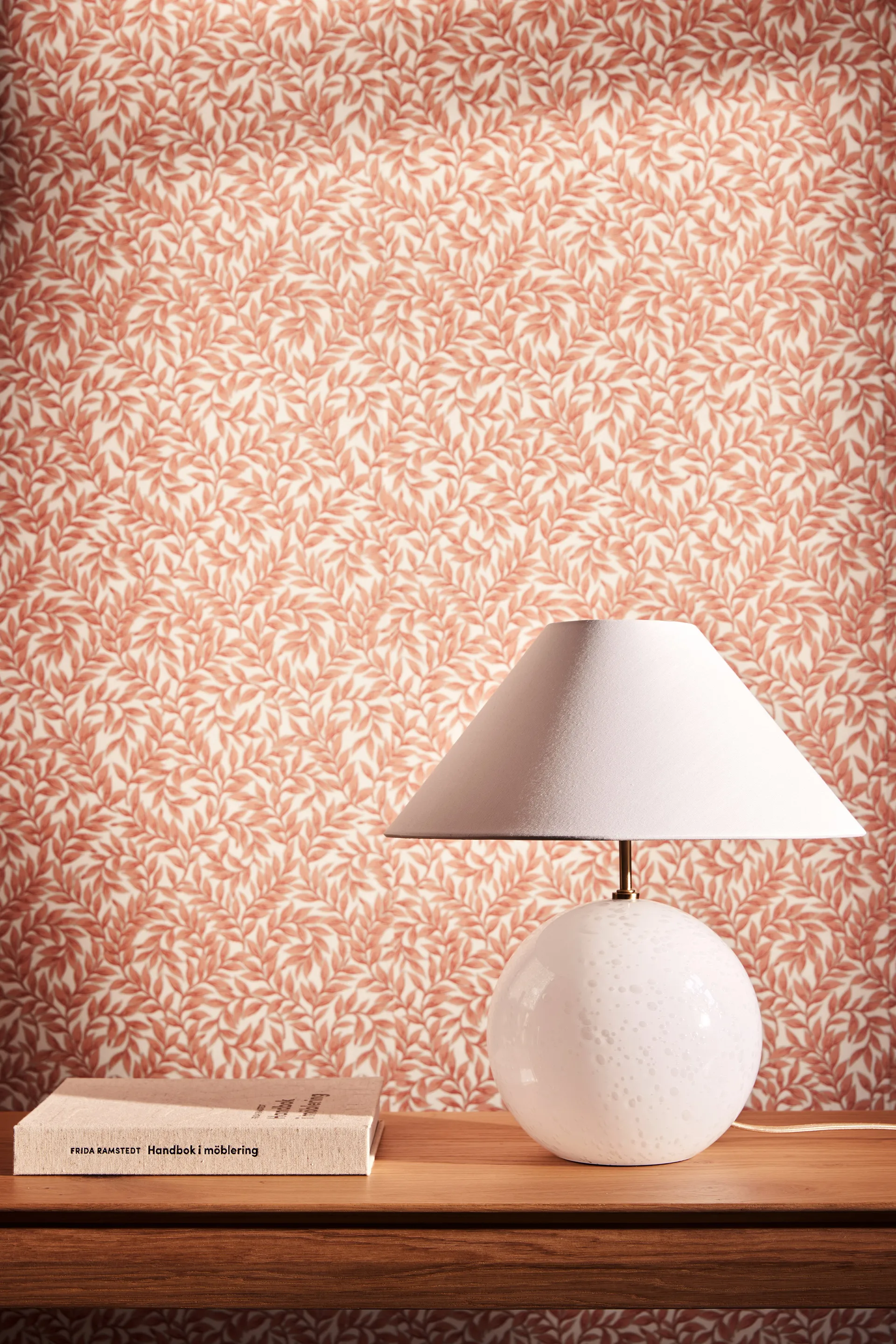 Iris 35 鸢尾系列 玻璃布艺台灯 , 白色 Globen Lighting