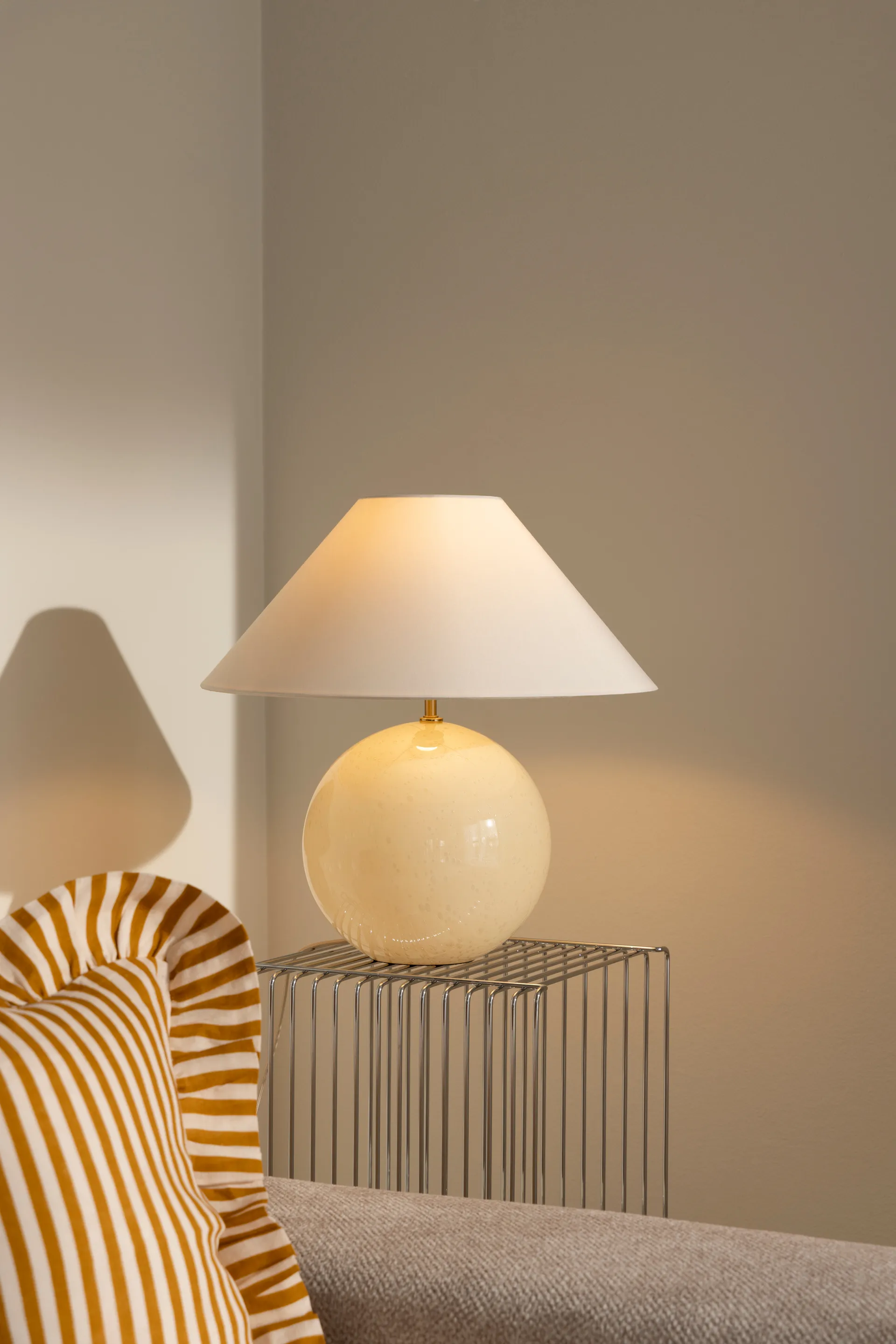 Iris 45 鸢尾系列 台灯, 白色 Globen Lighting