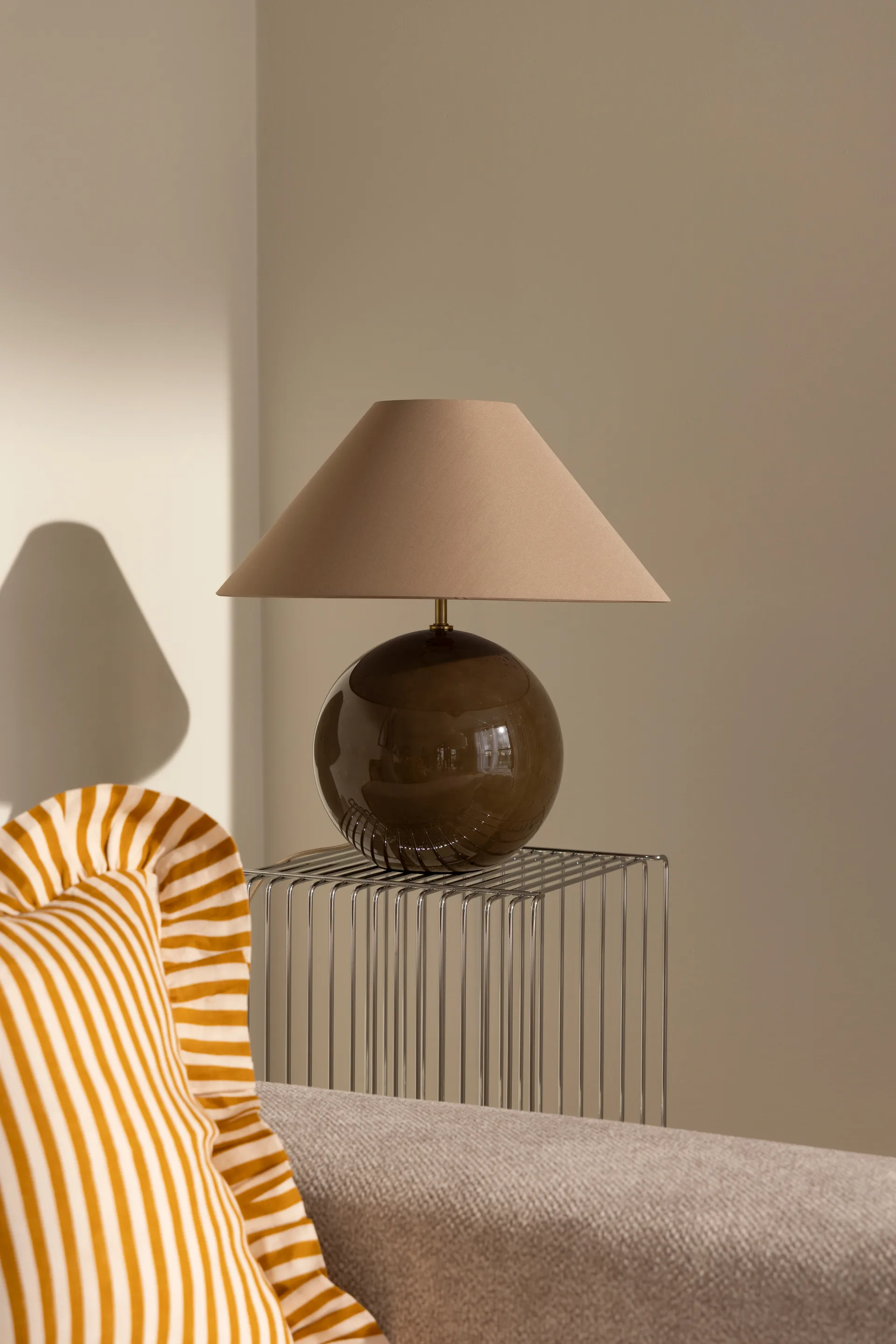 Iris 鸢尾系列 45 台灯, 摩卡色 Globen Lighting