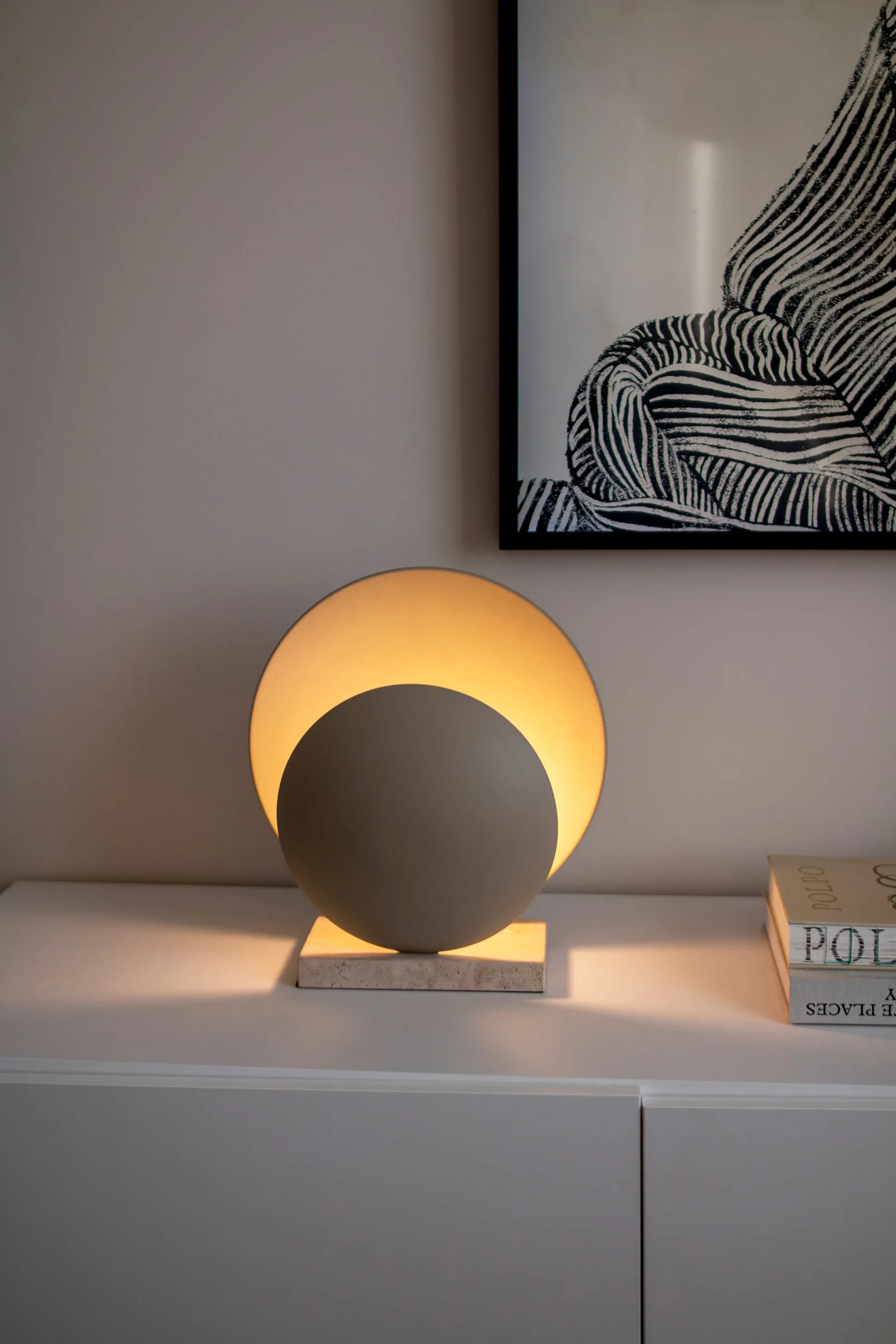 Orbit 台灯, 米色-洞石色 Globen Lighting
