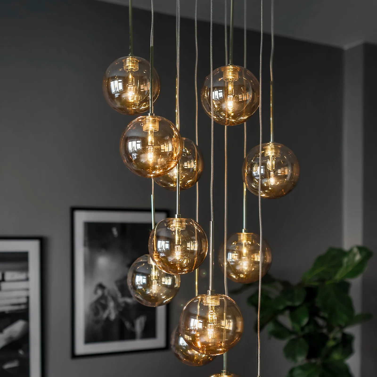 Skyfall 吊灯, 琥珀色 Globen Lighting