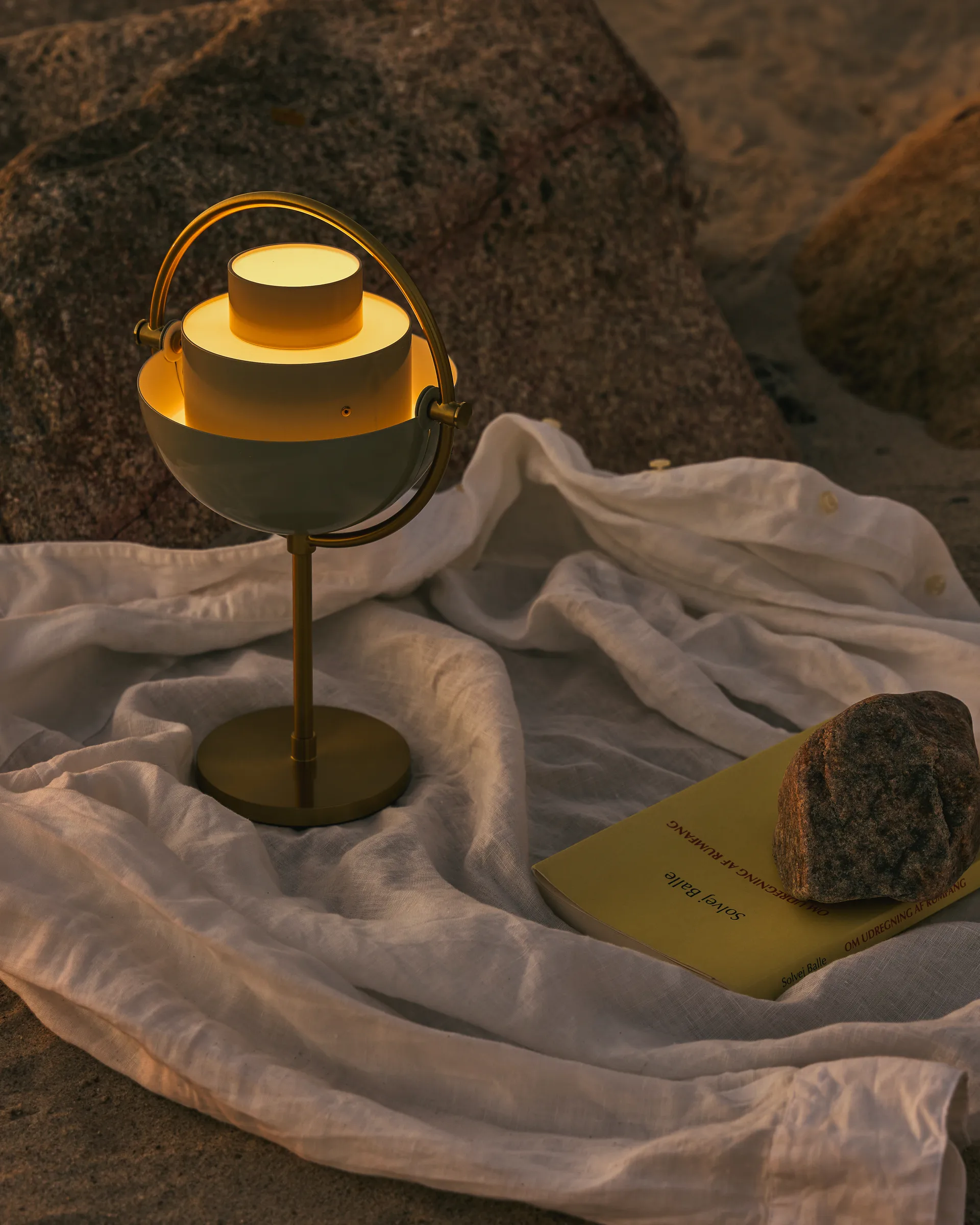 Multi-Lite 便携 灯, Pastel 灰色 GUBI