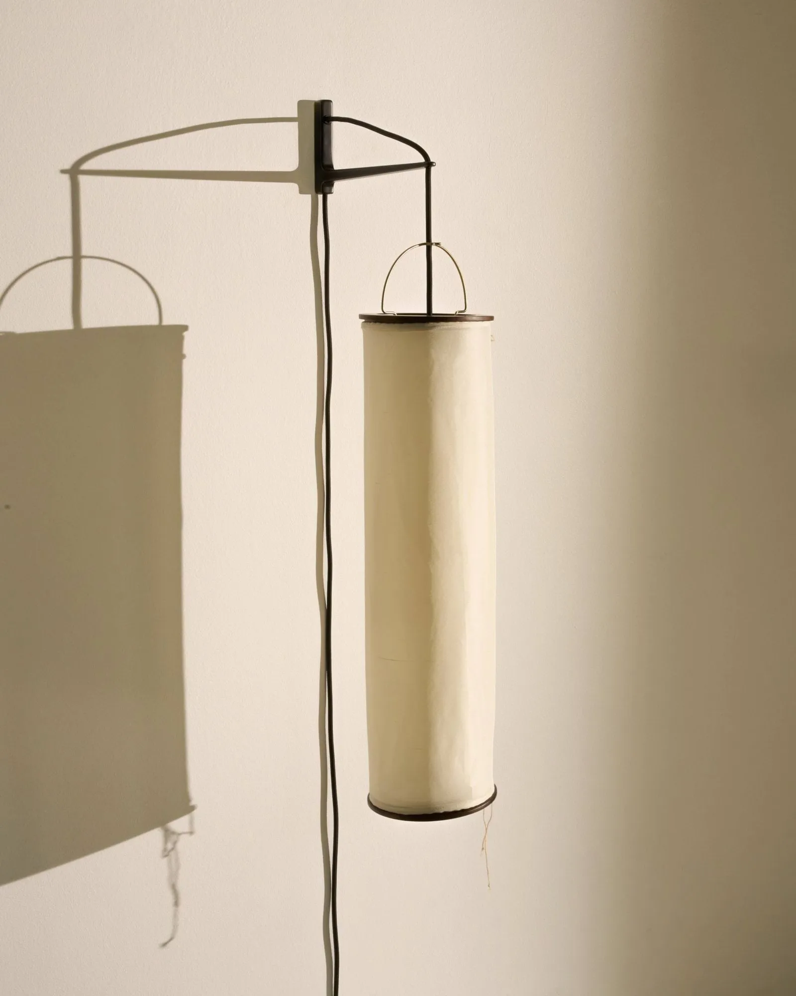 Silk Lantern 壁灯, 天然白色丝绸-半哑光 黑色 GUBI