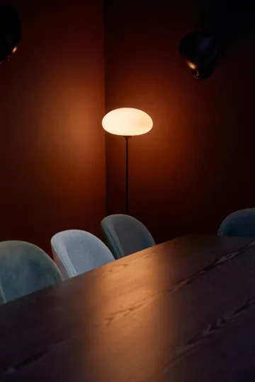 Stemlite落地灯 - 黑色铬色欧泊色玻璃，110cm - GUBI