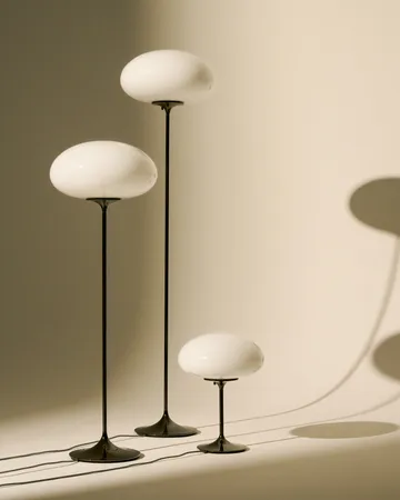 Stemlite落地灯 - 黑色铬色欧泊色玻璃，110cm - GUBI