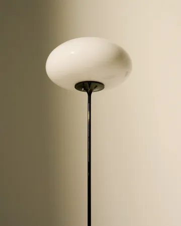 Stemlite落地灯 - 黑色铬色欧泊色玻璃150cm - GUBI