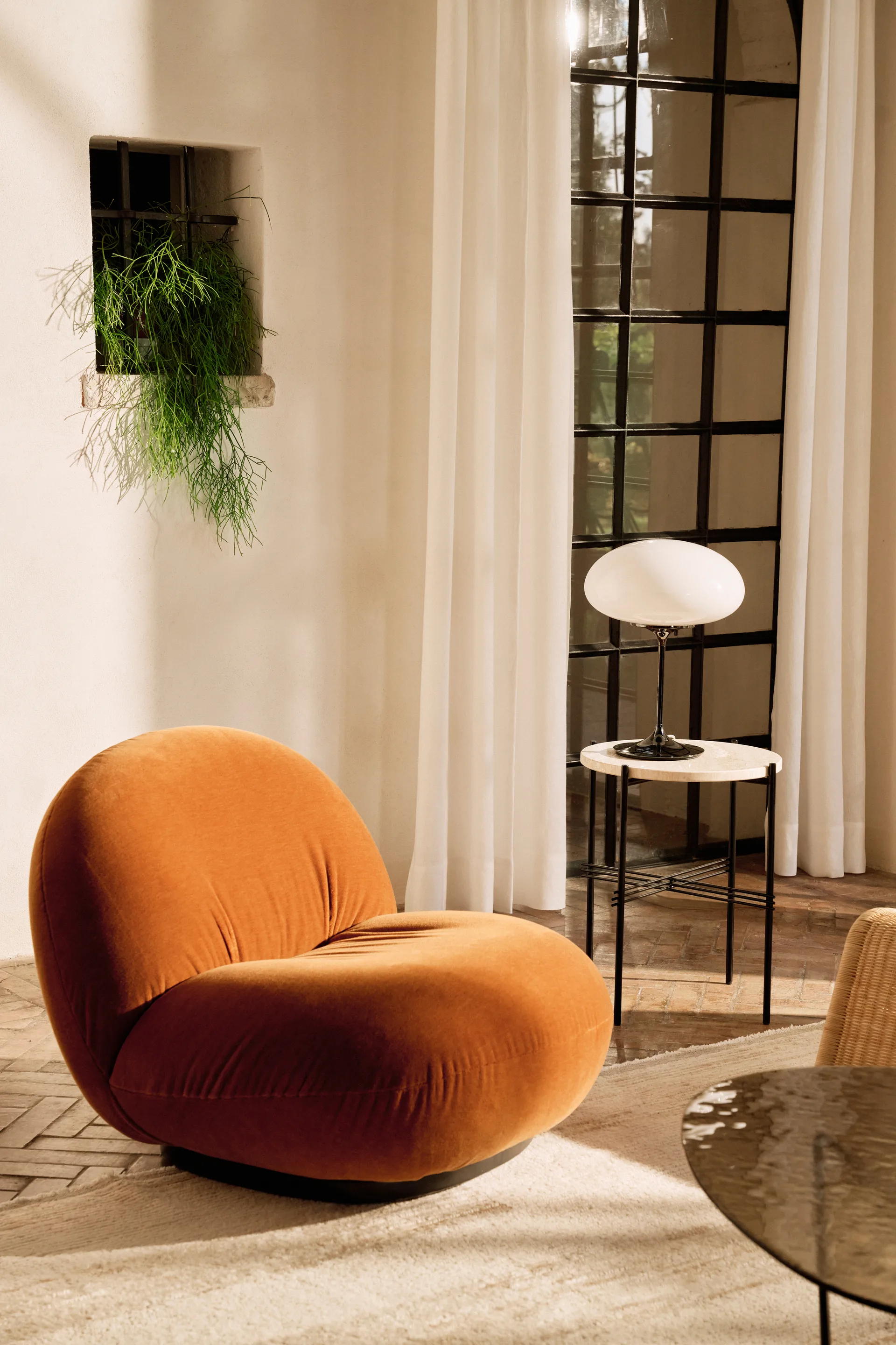 Stemlite 台灯, 黑铬蛋白石玻璃 42cm GUBI