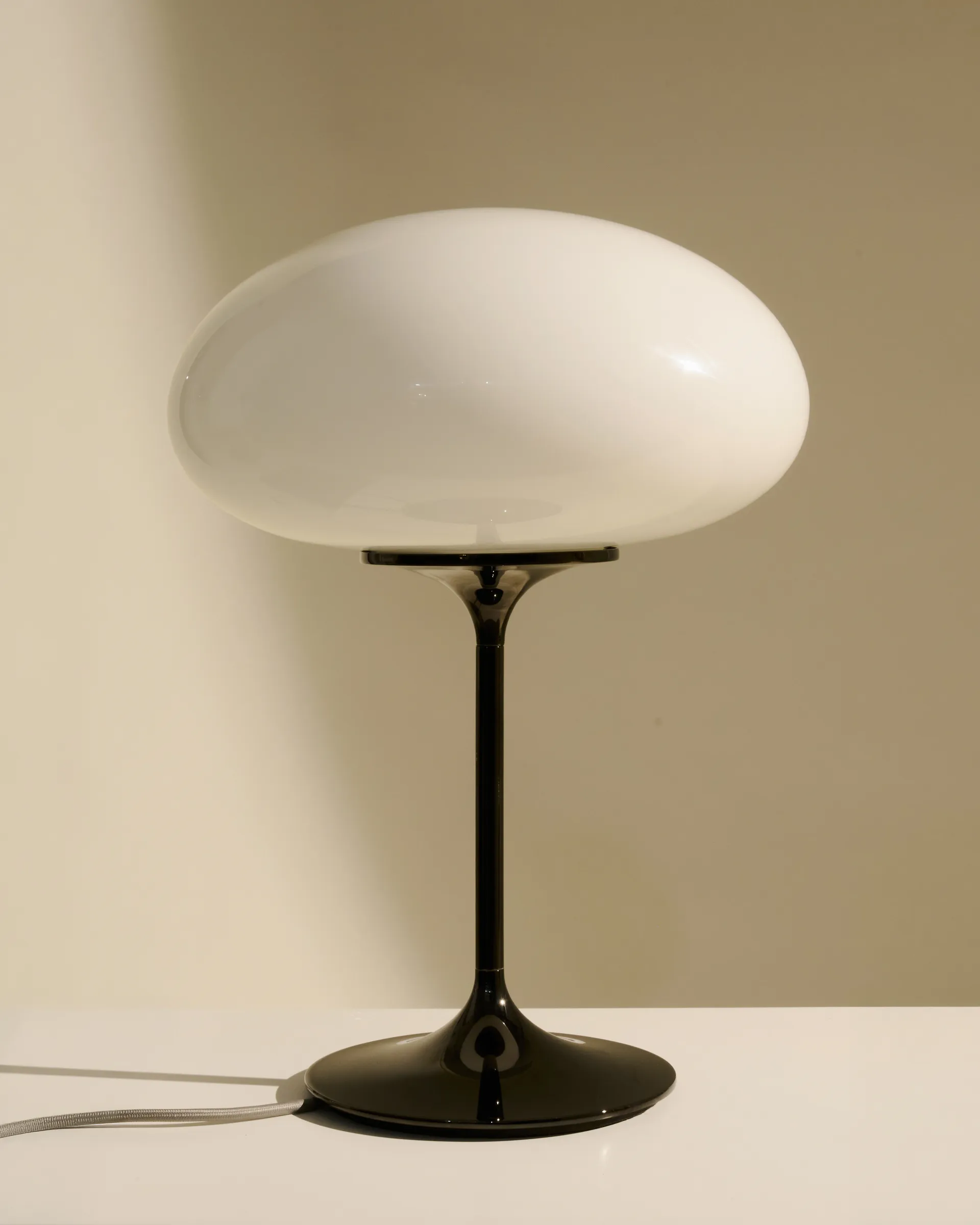 Stemlite 台灯, 黑铬蛋白石玻璃 42cm GUBI