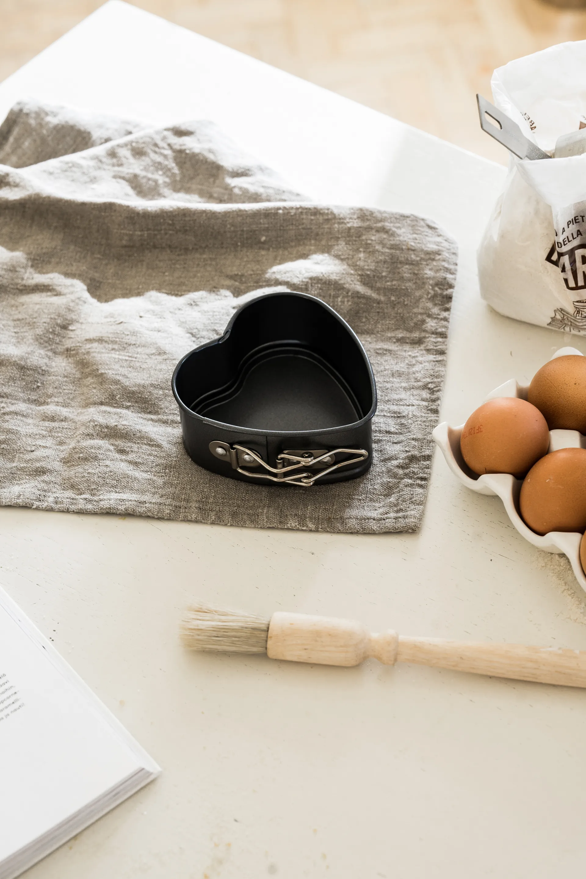 Heirol heart shape springform, Large 21.5x22.5 cm Heirol