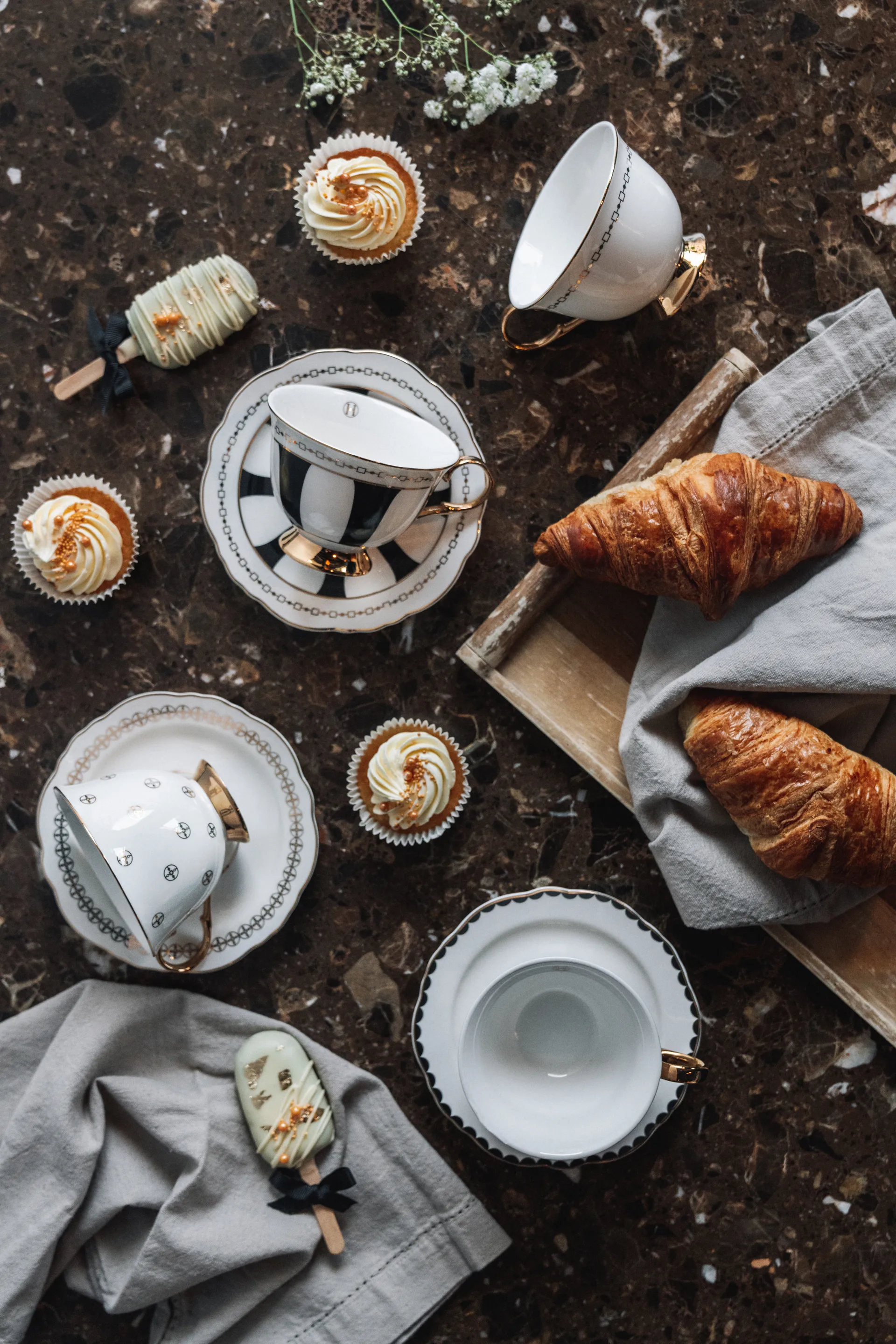 Strisce Nero 杯子和碟子, 22 cl Hilke Collection