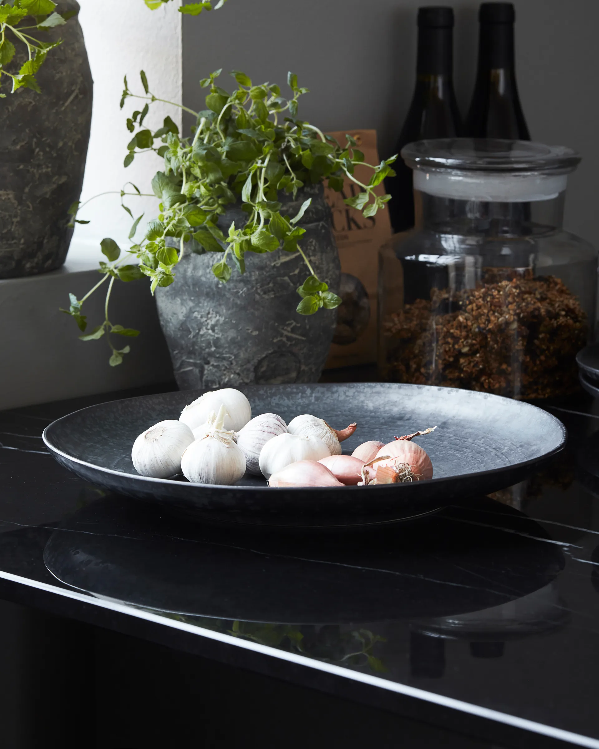 Pion serving 盘子 Ø36 cm, 黑色-棕色 House Doctor