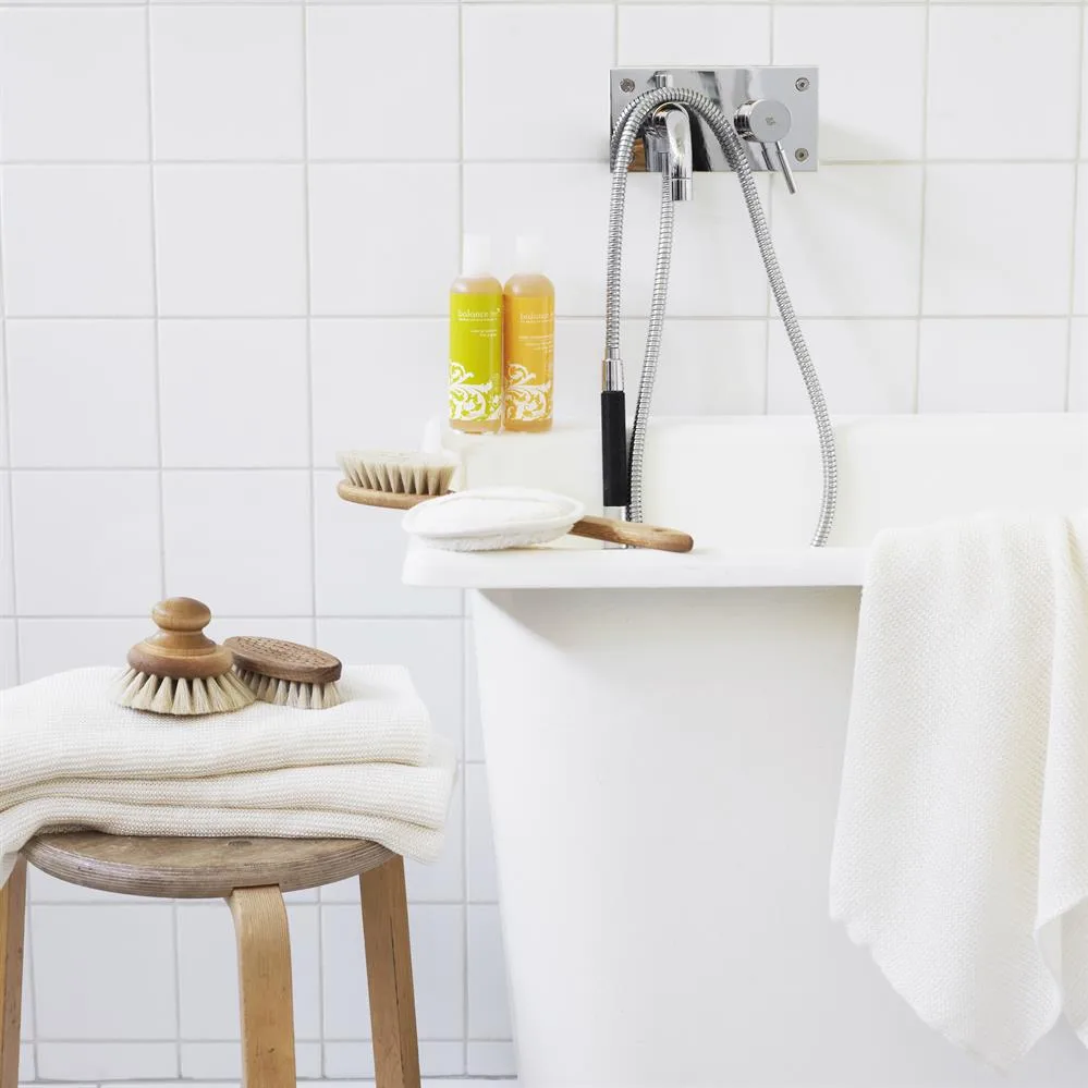 Iris Hantverk Bath brush with handle, oiled oak Iris Hantverk