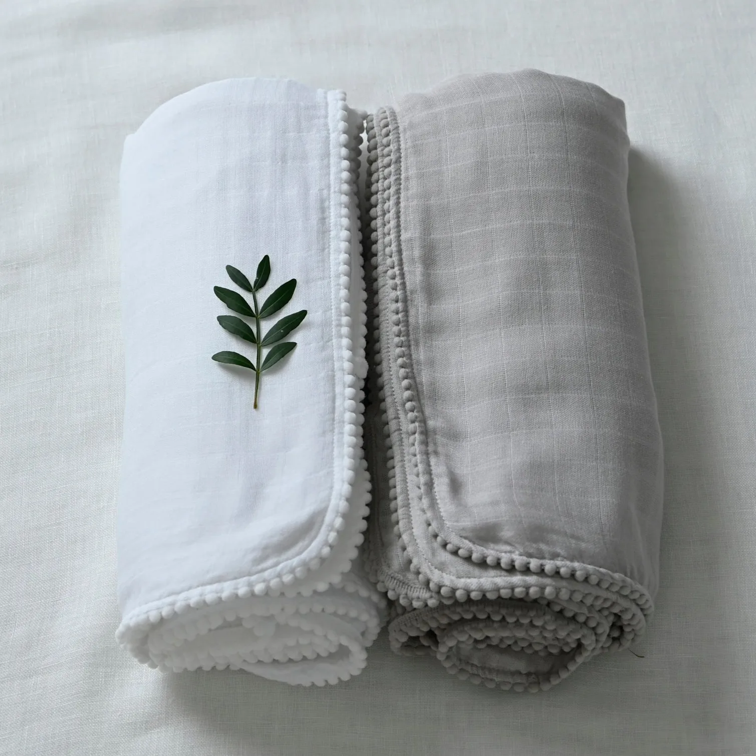 Pom Pom muslin 毯子 120x120 cm 两件套装, 珍珠 & Dusty 灰色 Jack o Juno