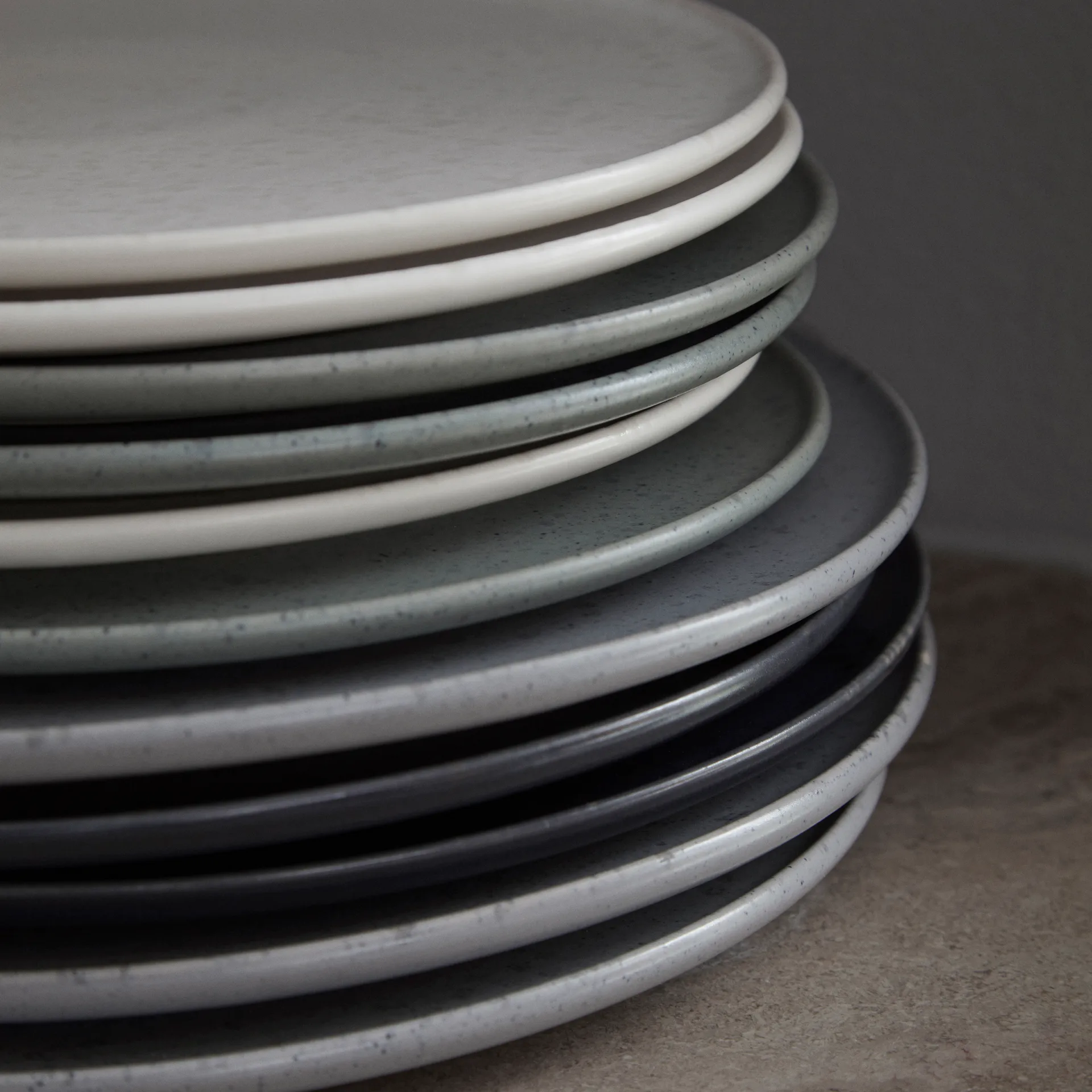 Ombria 盘子 Ø 27 cm, slate grey Kähler