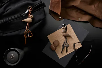 Kaj Bojesen bird keyring - 自然木色, 原色/自然色 皮革 - Kay Bojesen Denmark