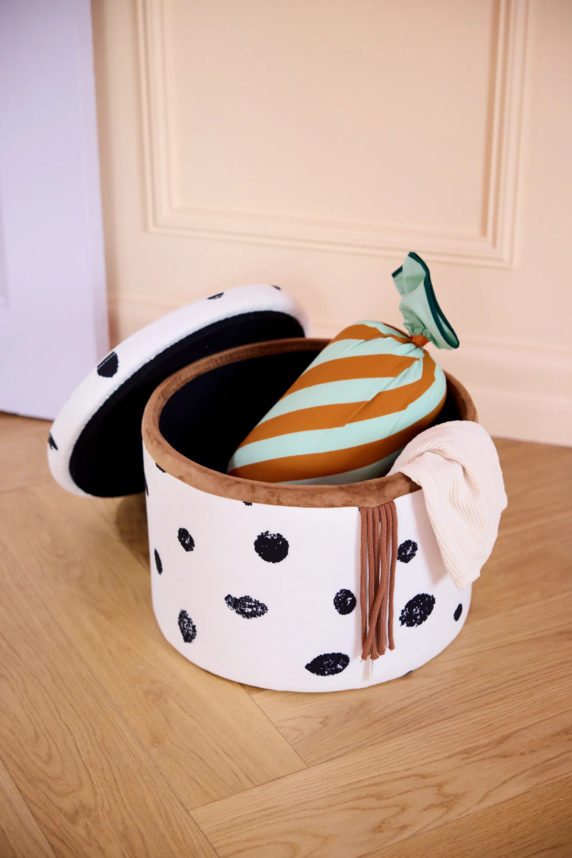 Pippi 坐垫凳 with storage Ø40x30.5 cm, 彩色 Kid's Concept