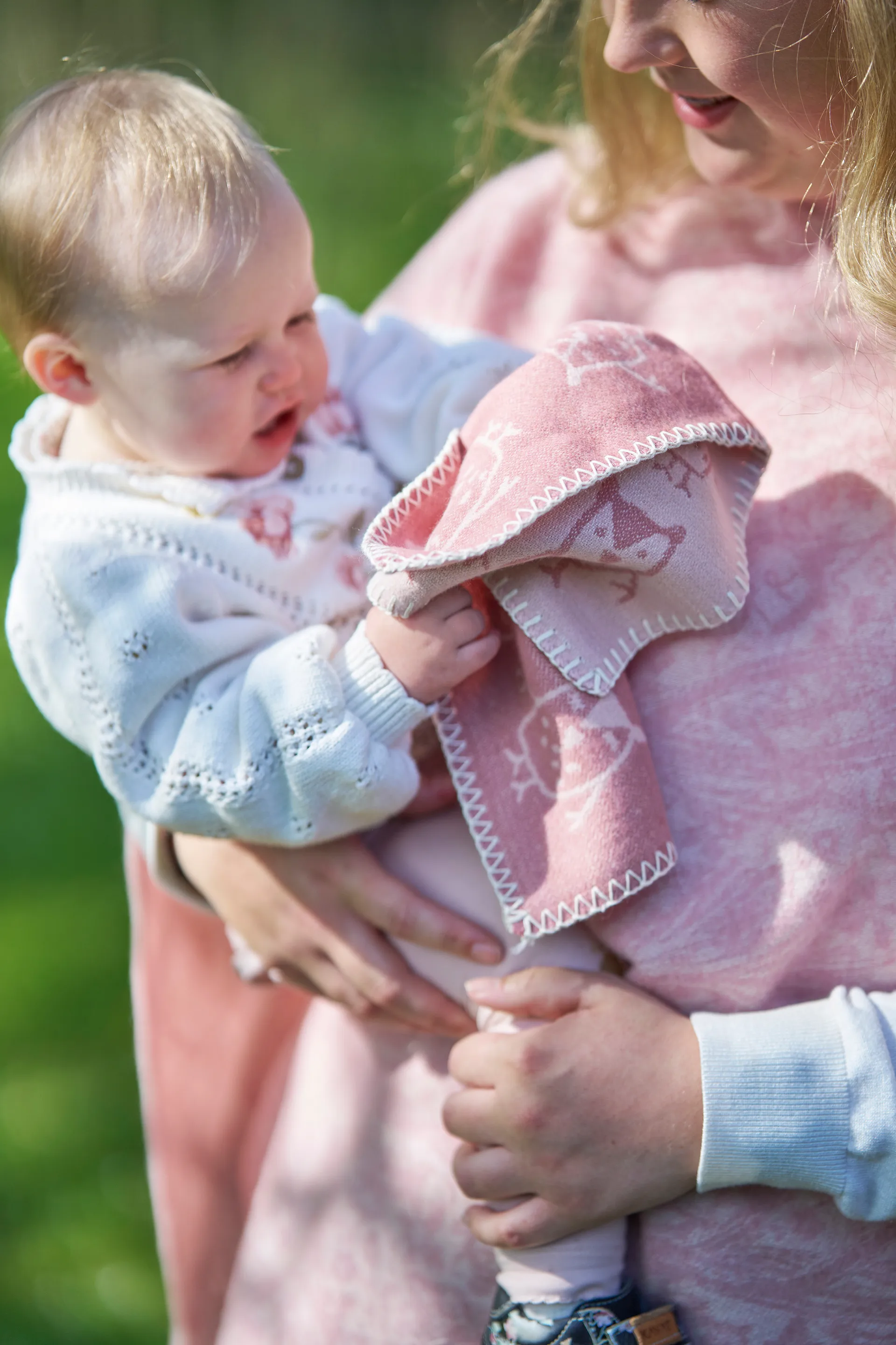 Hand in hand 儿童毯 65x90 cm, 玫瑰色 褐色 Klippan Yllefabrik