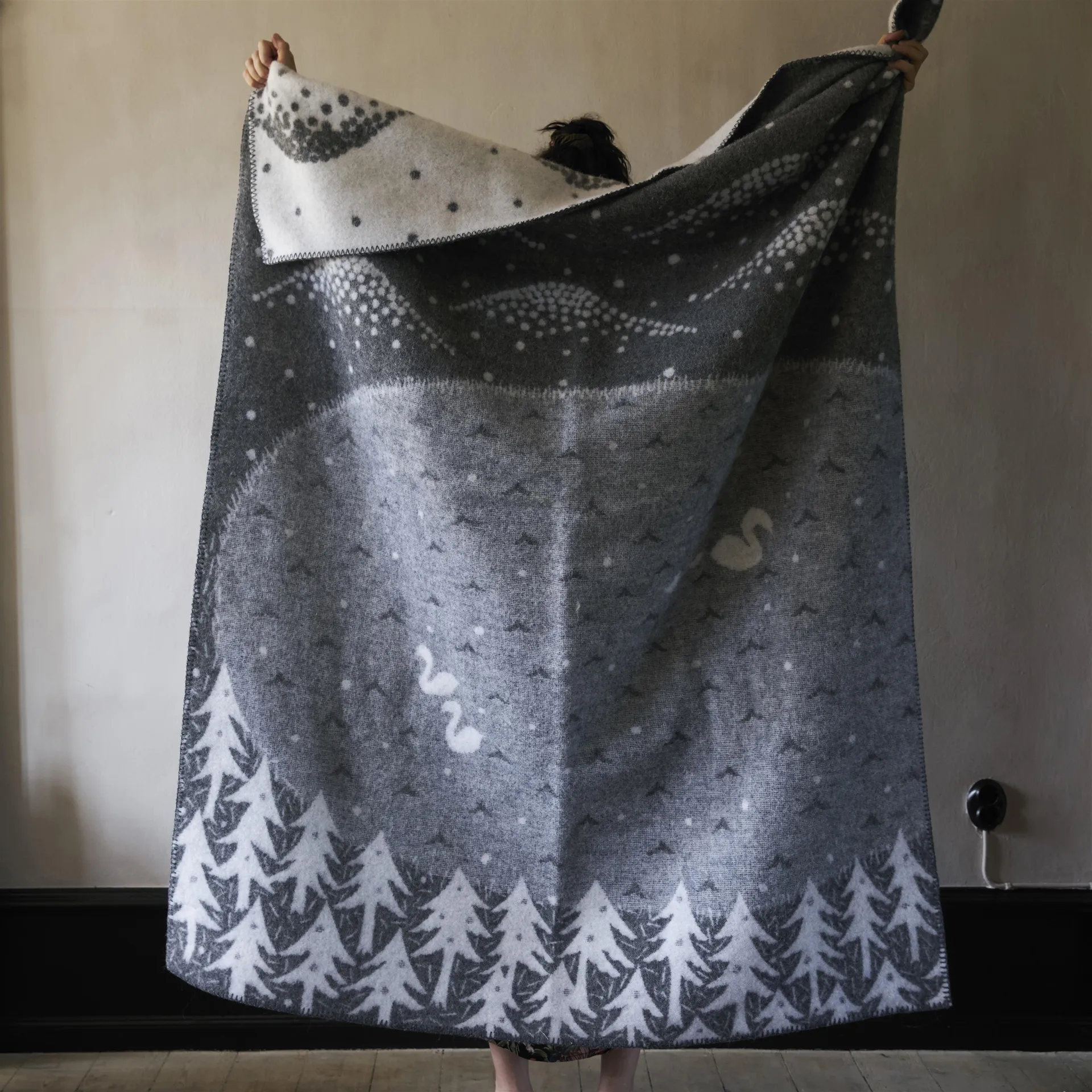 sedan 1879 皆川明联合设计款 羊毛毯 幽谷之湖-灰色, 灰色 Klippan Yllefabrik