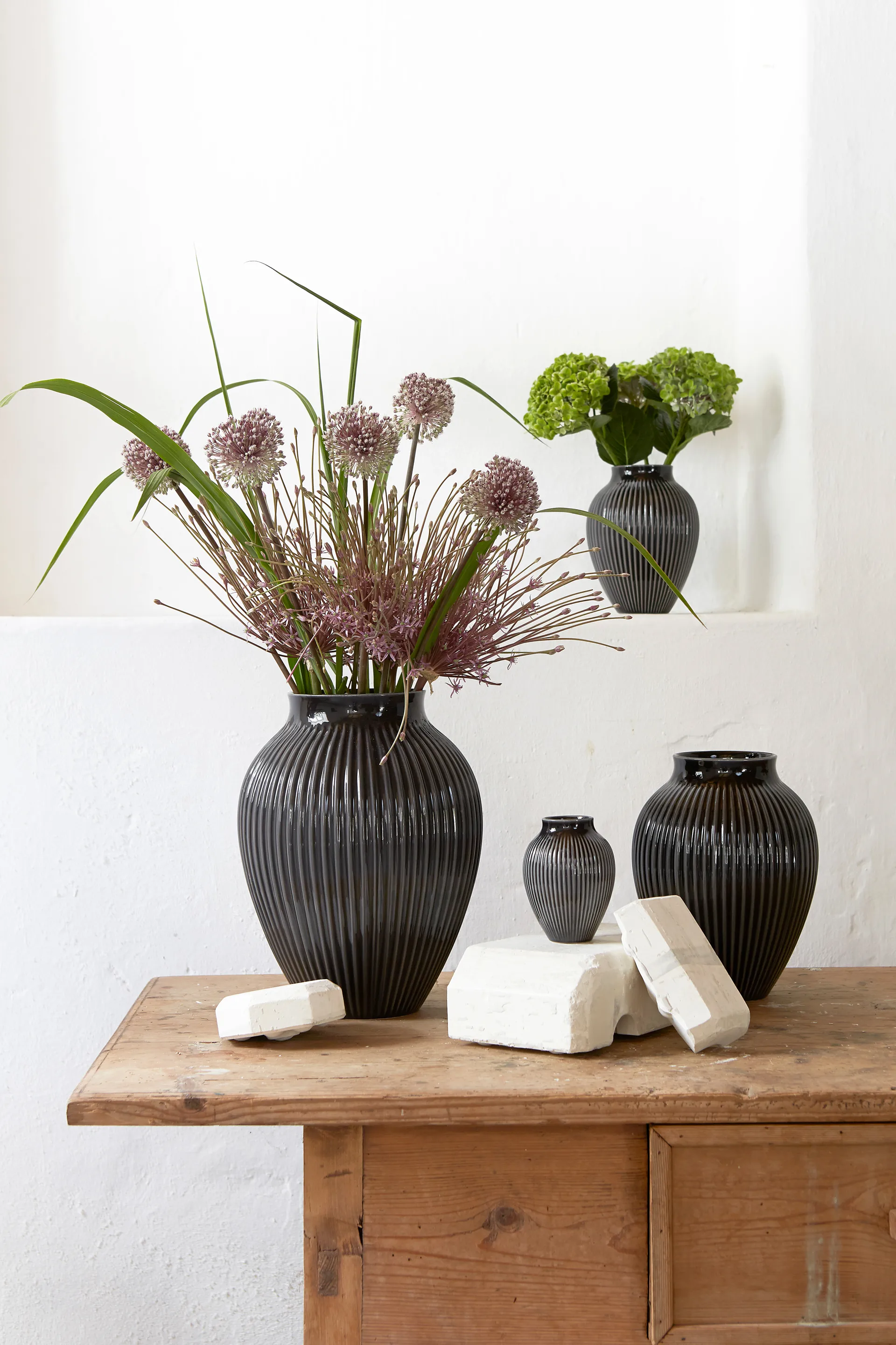 Knabstrup 罗纹花瓶27cm, 黑色 Knabstrup Keramik
