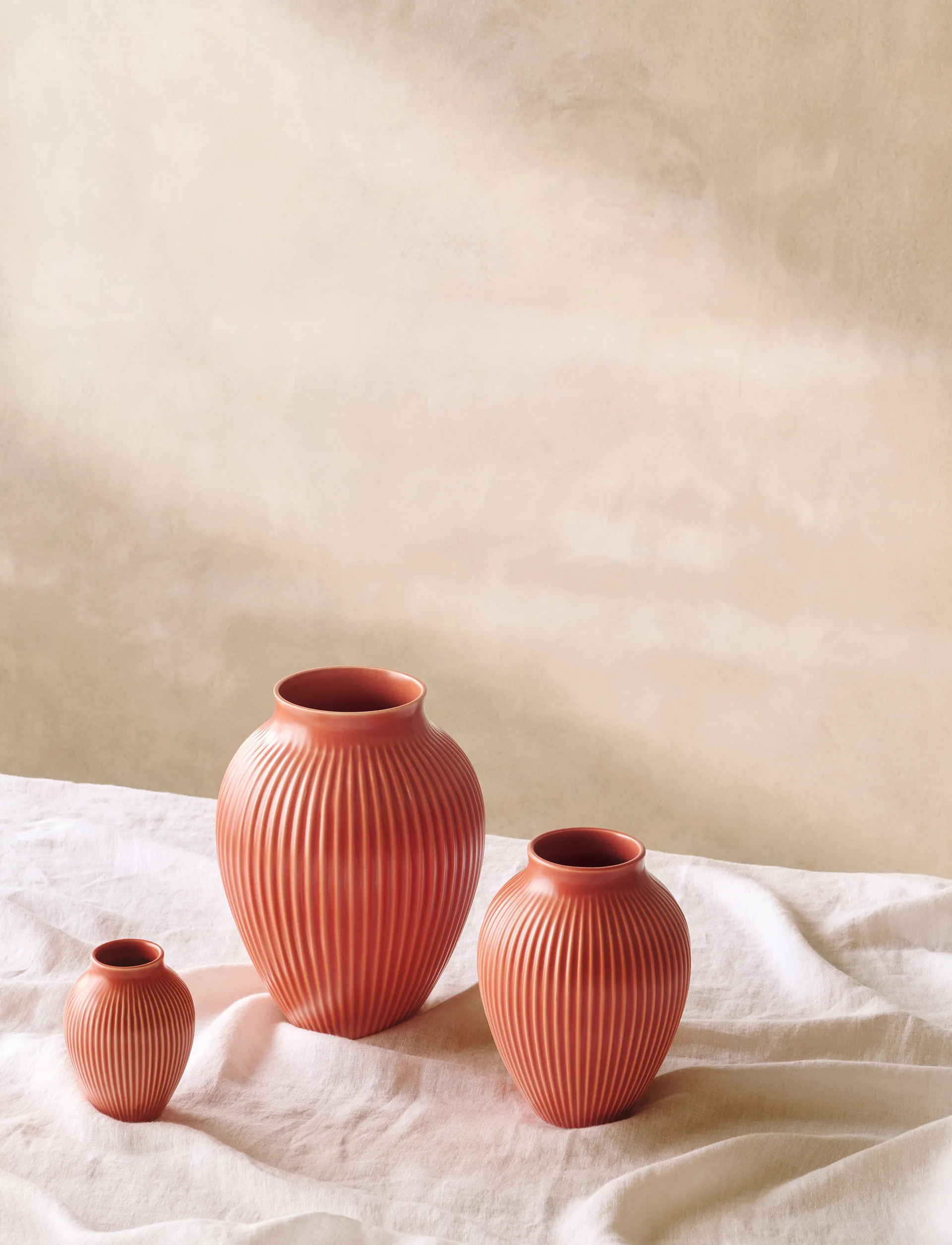 Knabstrup 罗纹花瓶27cm, 珊瑚色 Knabstrup Keramik