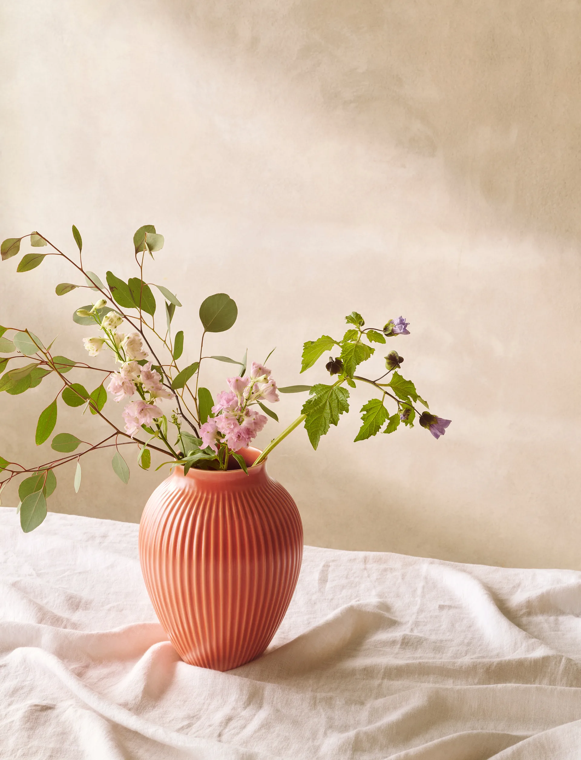 Knabstrup 花瓶 ribbed 27 cm, 珊瑚红 Knabstrup Keramik